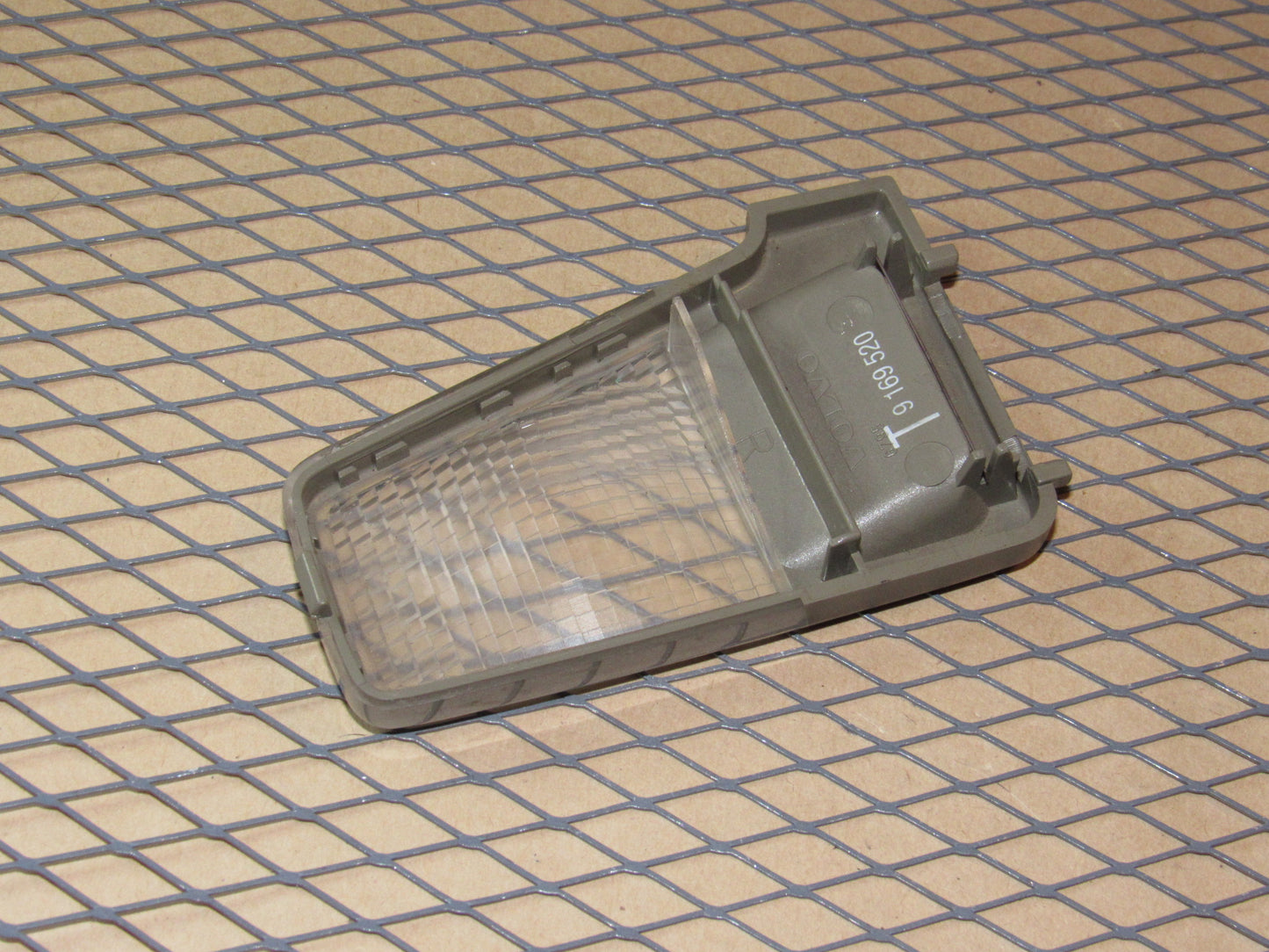 98 99 00 Volvo V70 OEM Seat Belt Dome Map Courtesy Light Lamp Lens - Right