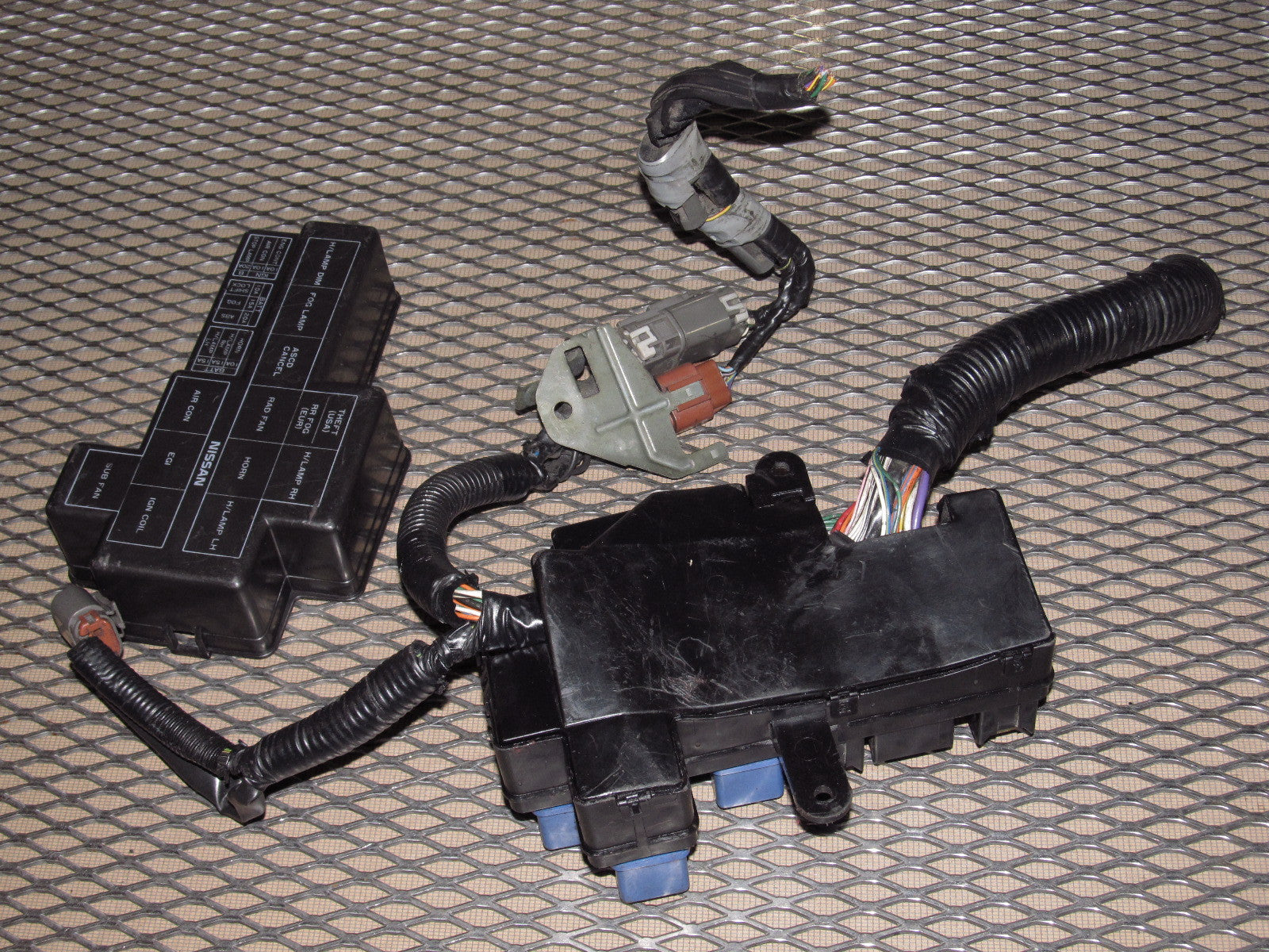 90-96 Nissan 300zx OEM Engine Fuse Box - Twin Turbo – Autopartone