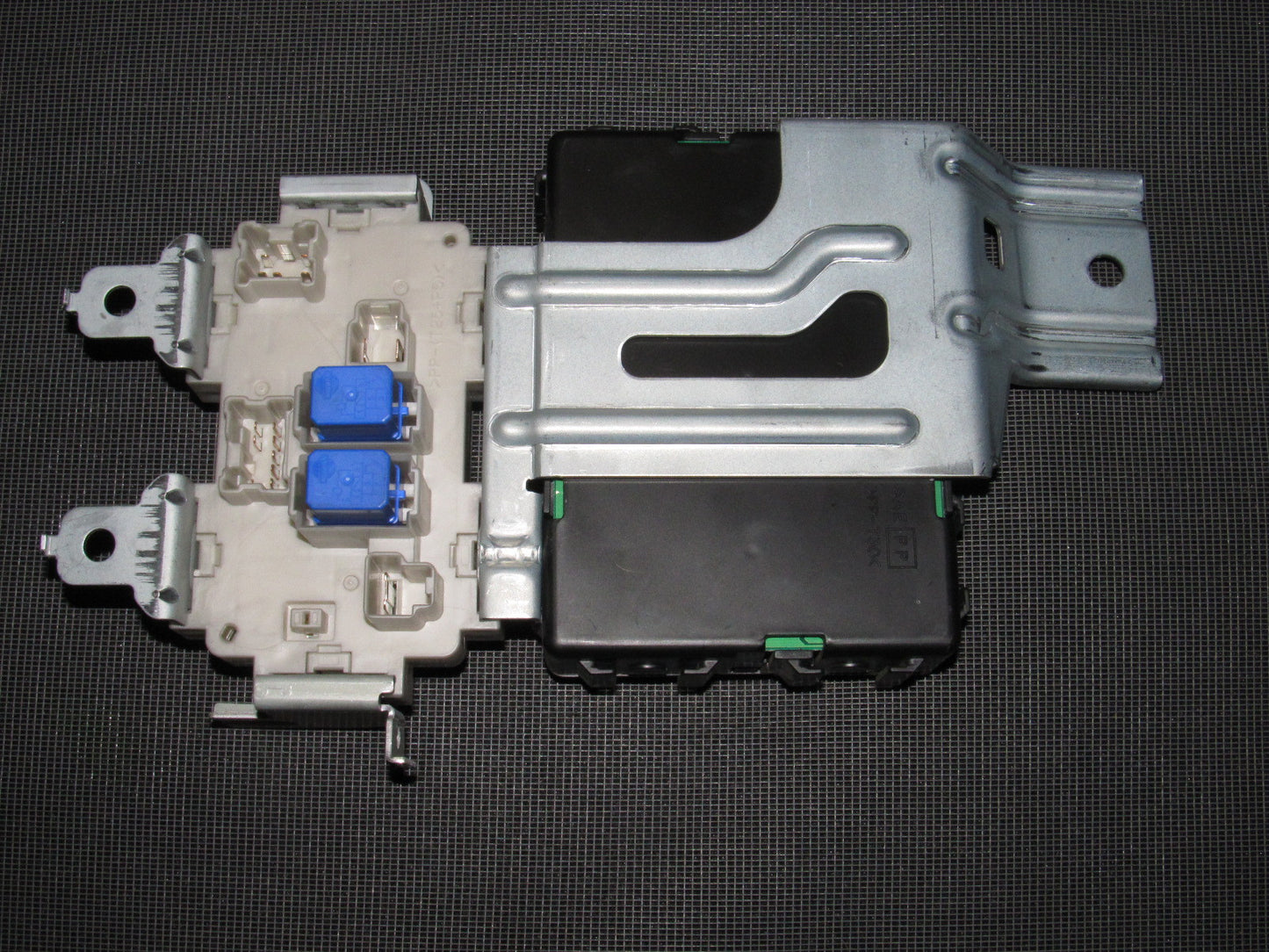 03 04 Infiniti G35 Sedan OEM Interior Fuse Box & BCM