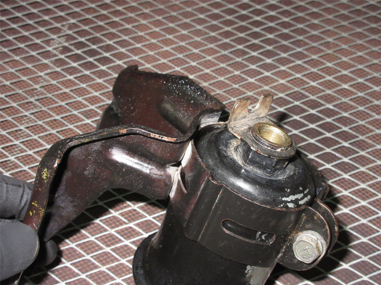 94 95 96 97 98 99 Toyota 1.8L 7A-FE Celica Fuel Filter Mounting Bracket