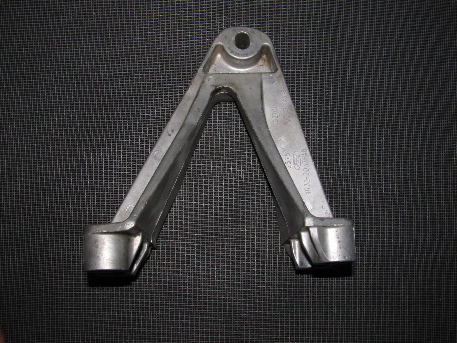 05 06 07 08 09 10 Ford Mustang 4.0 V6 OEM Motor Mount Bracket - Right