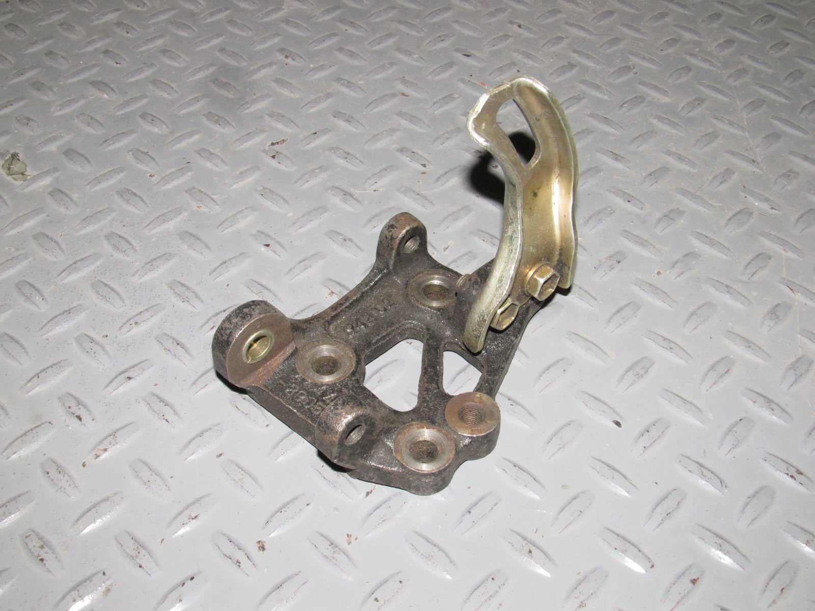 94 95 96 97 98 99 Toyota Celica 2.2L 5SFE OEM Power Steering Pump Mounting Bracket