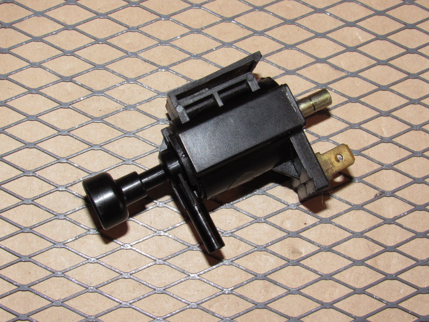 84 85 Mazda RX7 GSL-SE OEM Vacuum Solenoid Valve AESA127