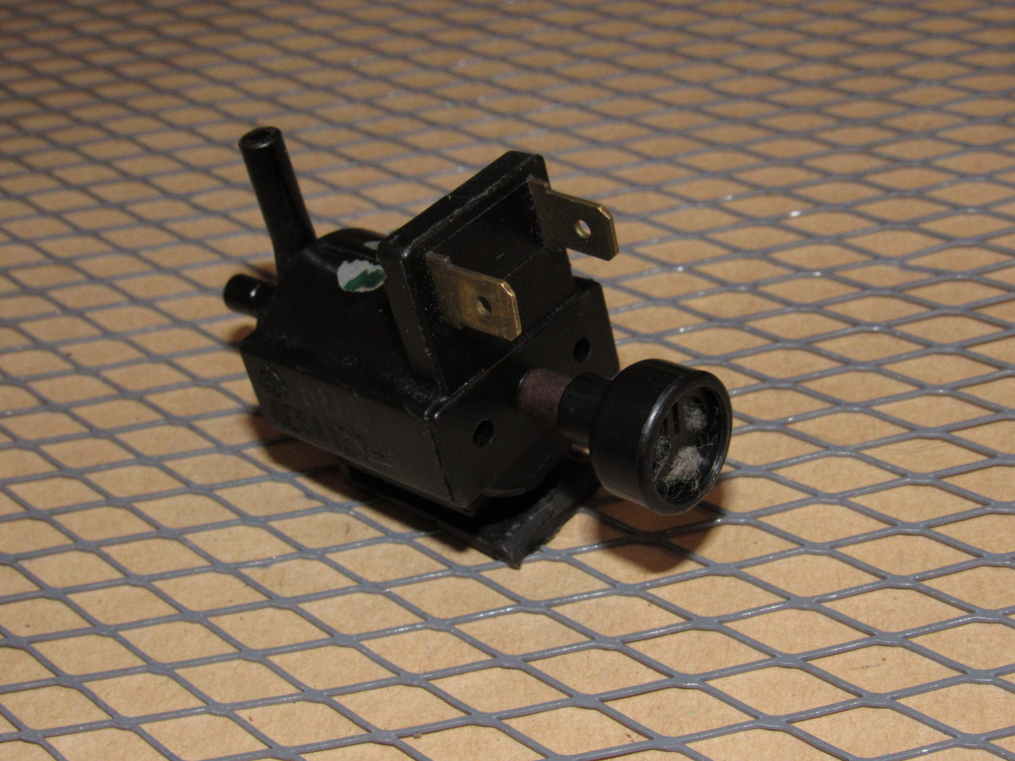 84 85 Mazda RX7 GSL-SE OEM Vacuum Solenoid Valve AESA127
