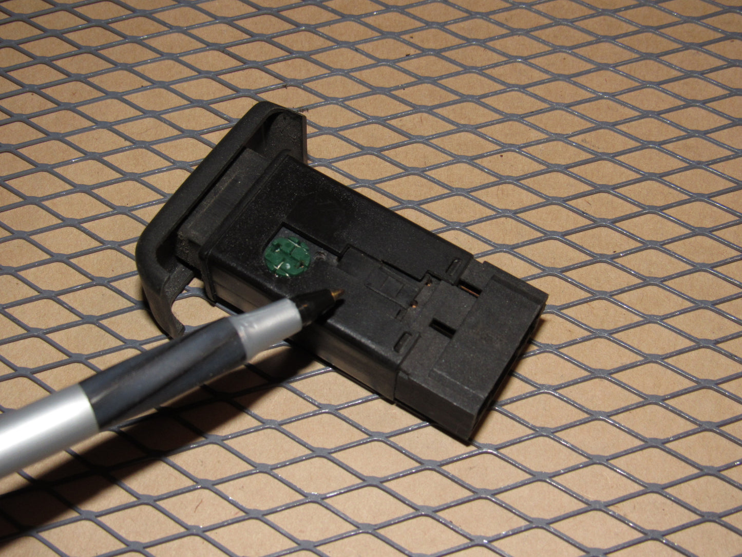 94 95 96 97 98 Land Rover Discovery OEM Radio Audio Volume Down Switch