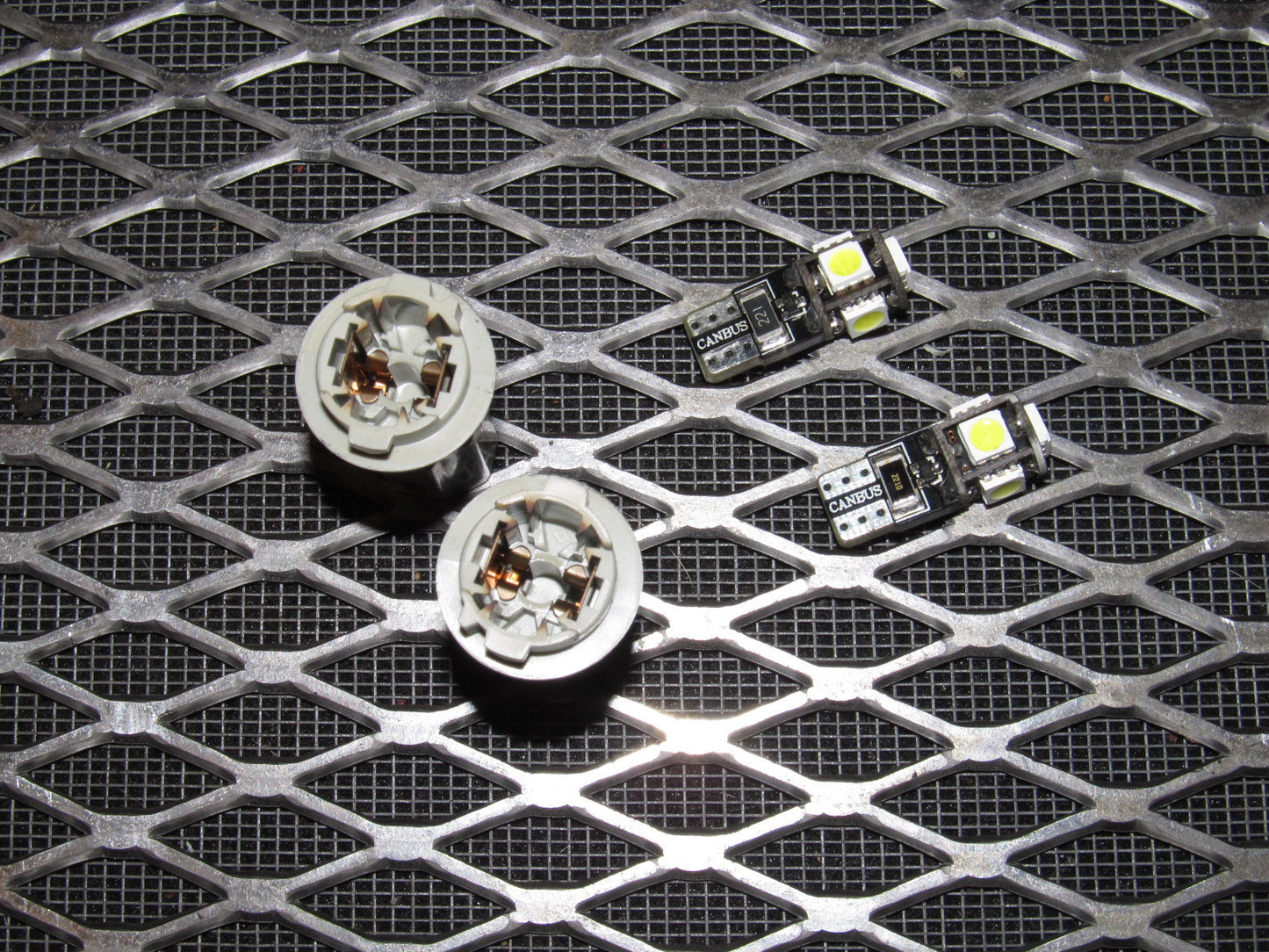 99 00 Mazda Miata OEM Rear License Plate Bulb Socket