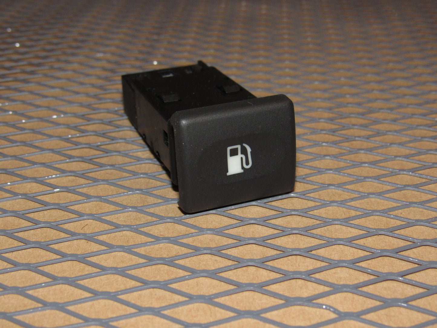 99 00 01 02 Land Rover Discovery OEM Gas Fuel Door Release Opener Switch