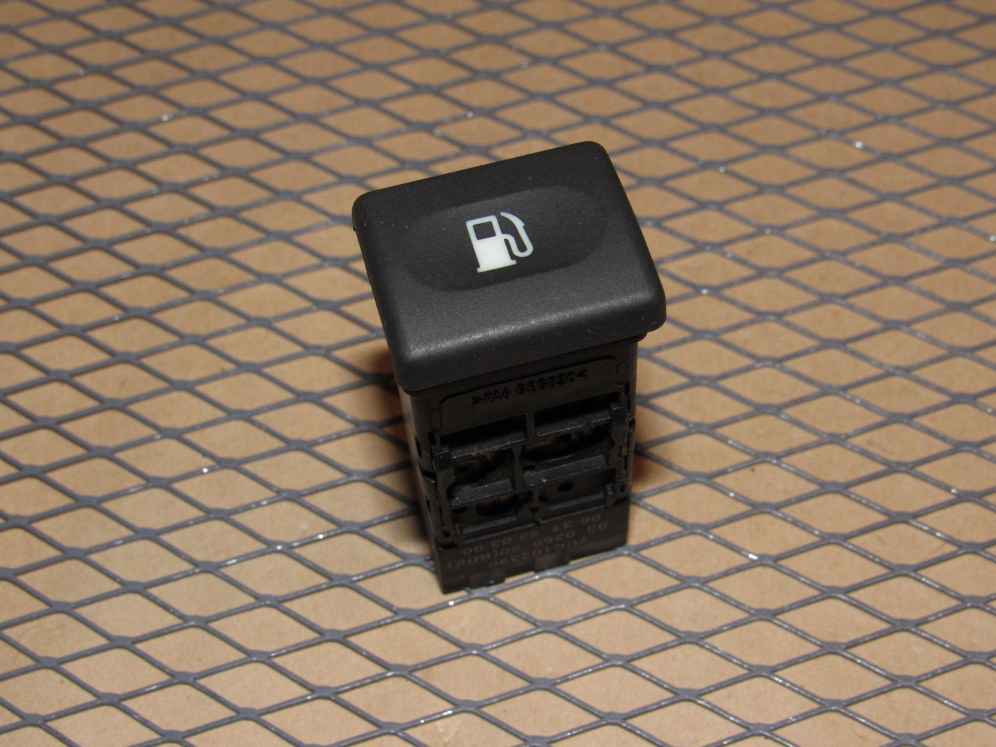 99 00 01 02 Land Rover Discovery OEM Gas Fuel Door Release Opener Switch