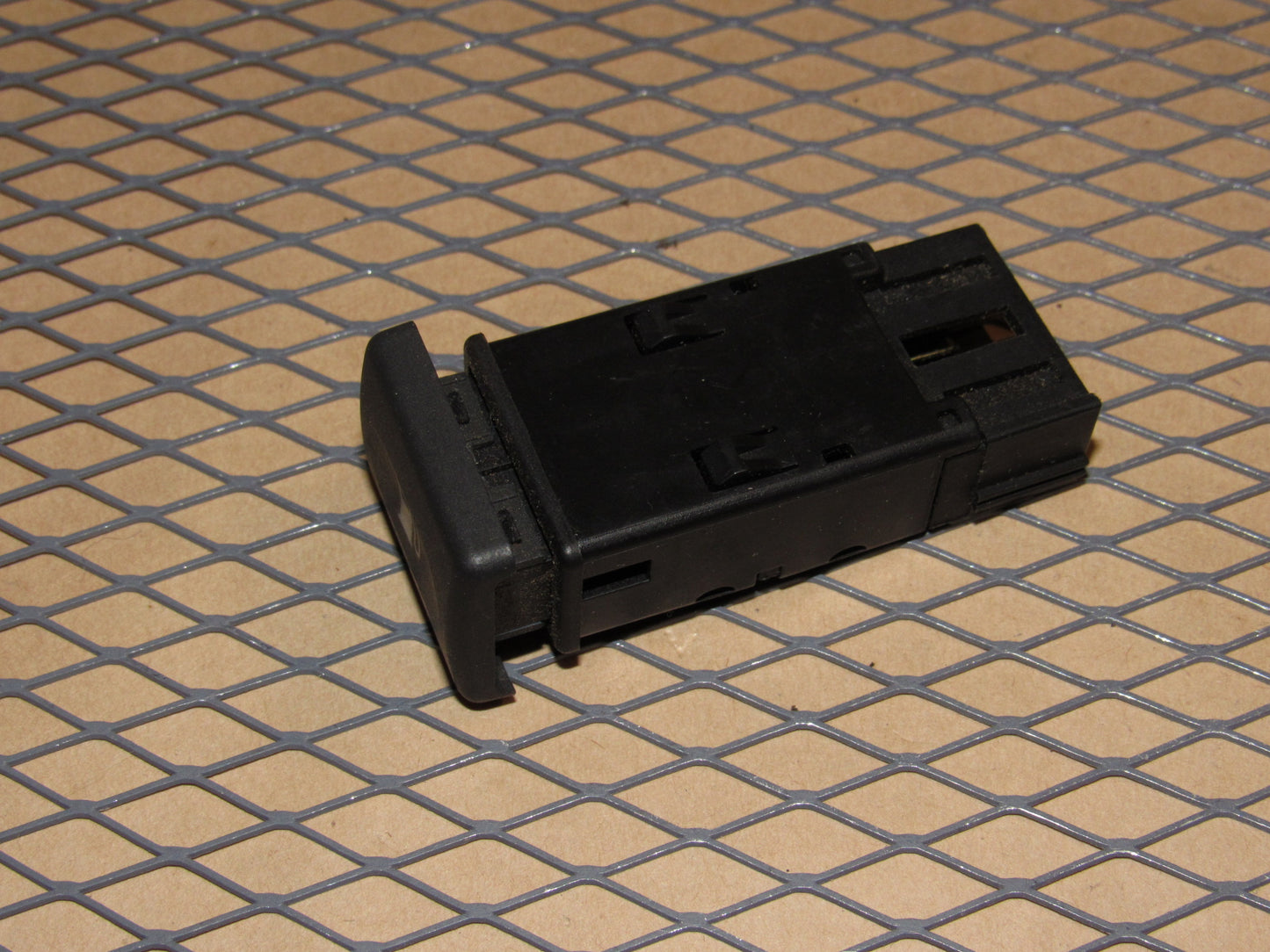 99 00 01 02 Land Rover Discovery OEM Gas Fuel Door Release Opener Switch