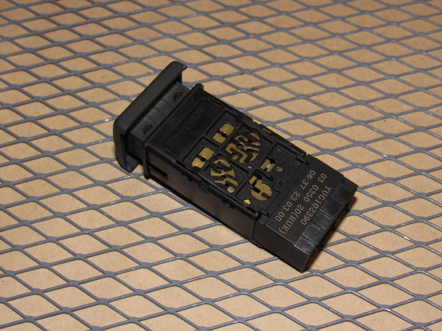 99 00 01 02 Land Rover Discovery OEM Gas Fuel Door Release Opener Switch