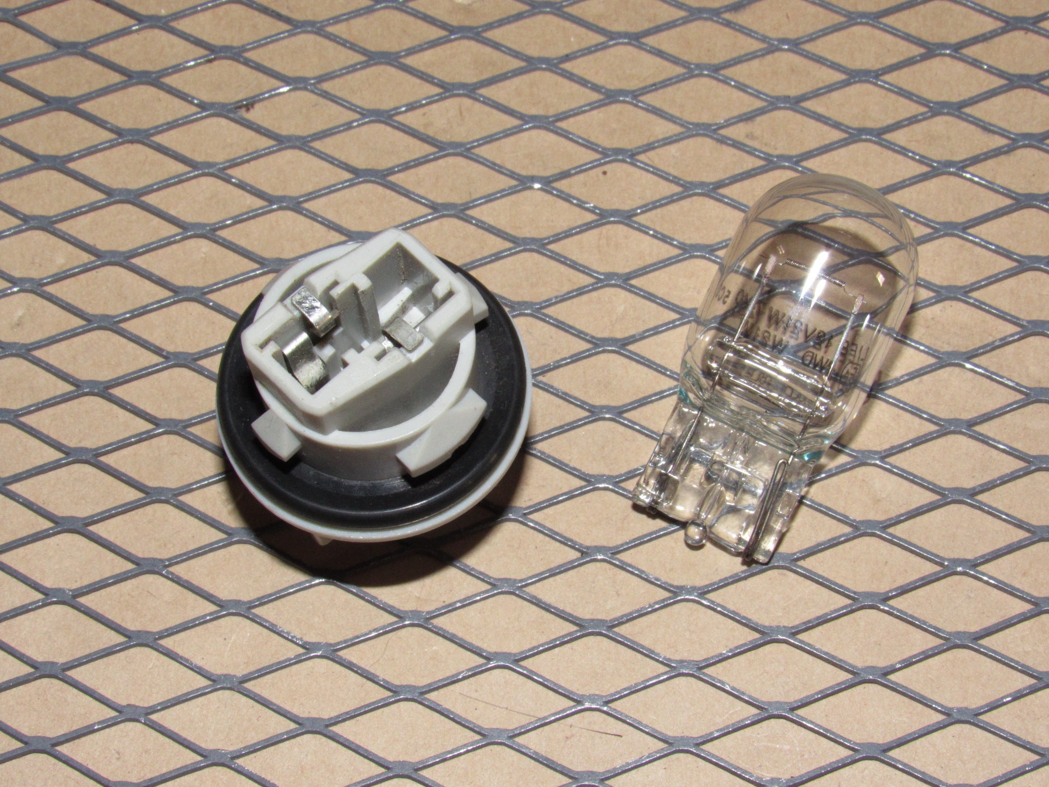 16 17 18 19 20 21 22 23 Mazda Miata OEM Reverse Light Lamp Bulb Socket