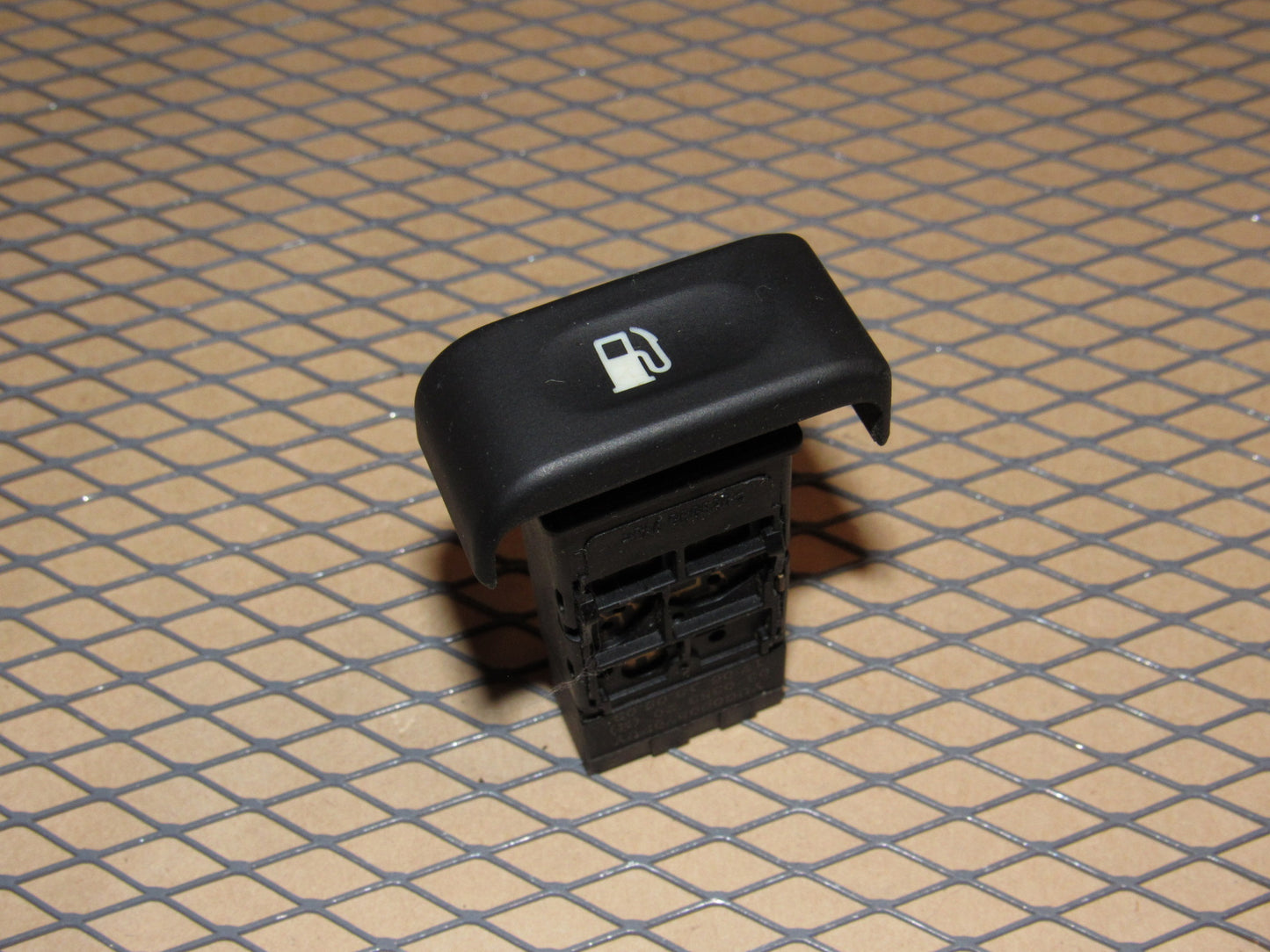 03 04 Land Rover Discovery OEM Gas Fuel Door Release Opener Switch