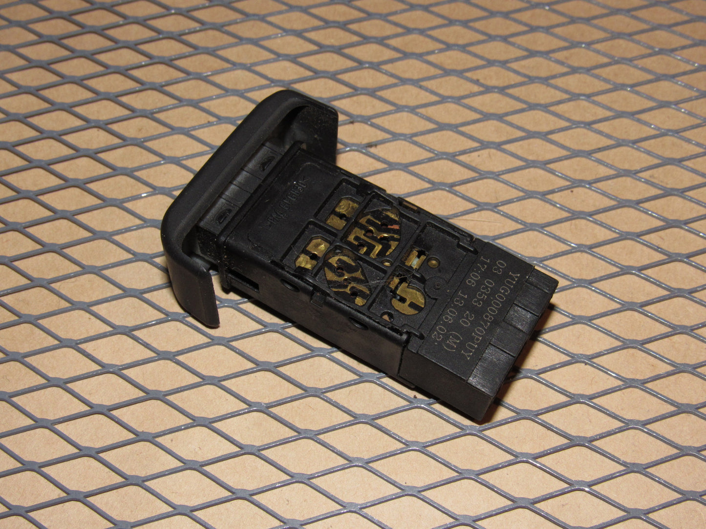 03 04 Land Rover Discovery OEM Gas Fuel Door Release Opener Switch