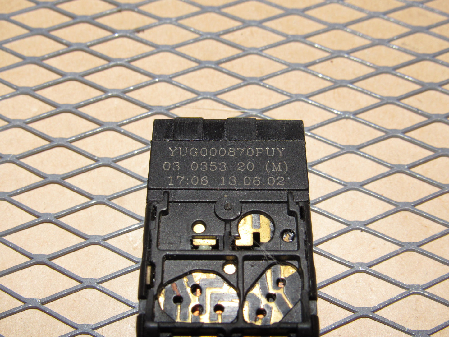 03 04 Land Rover Discovery OEM Gas Fuel Door Release Opener Switch