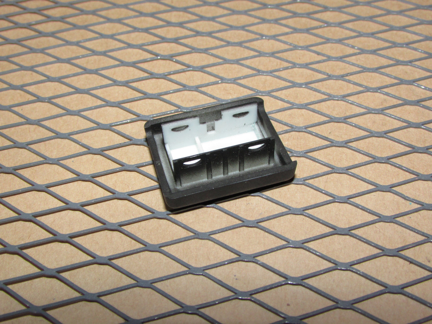 99 00 01 02 Land Rover Discovery 2 OEM Fuel Gas Door Release Switch Cap