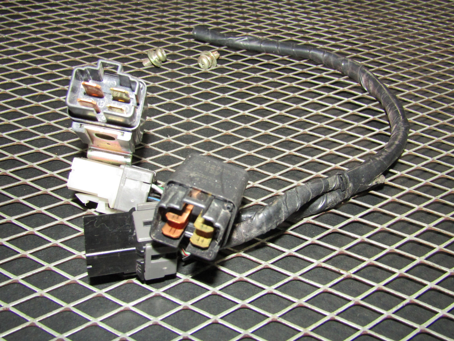 94 95 96 97 Mitsubishi 3000GT OEM MB627895 Relay & Pigtail Harness