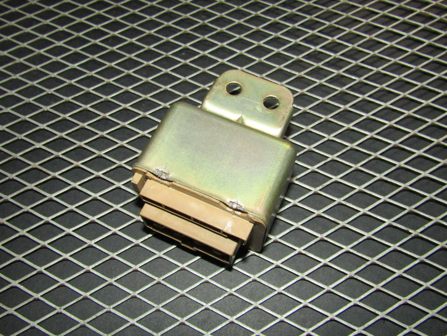 94 95 96 97 Mitsubishi 3000GT OEM E8T08472 Fuel Pump Main Relay