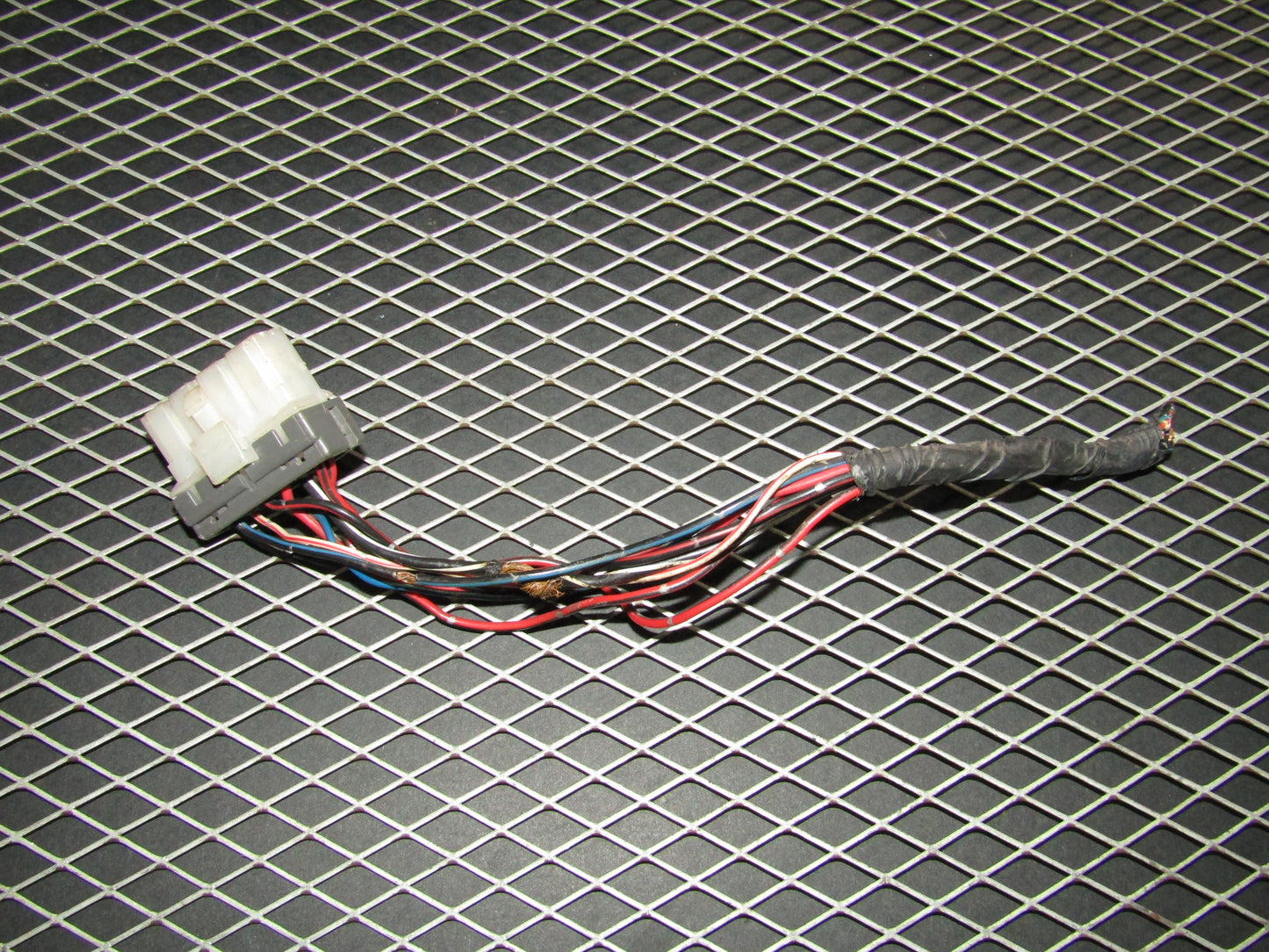 94 95 96 97 Mitsubishi 3000GT OEM E8T08472 Fuel Pump Main Relay Pigtail Harness