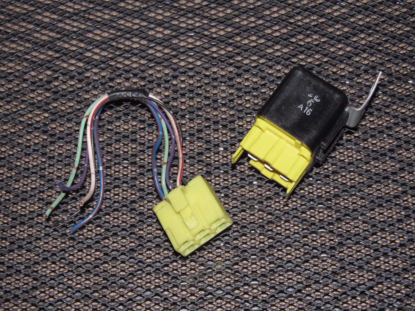 90 91 92 93 Mazda Miata OEM Relay 0567006381