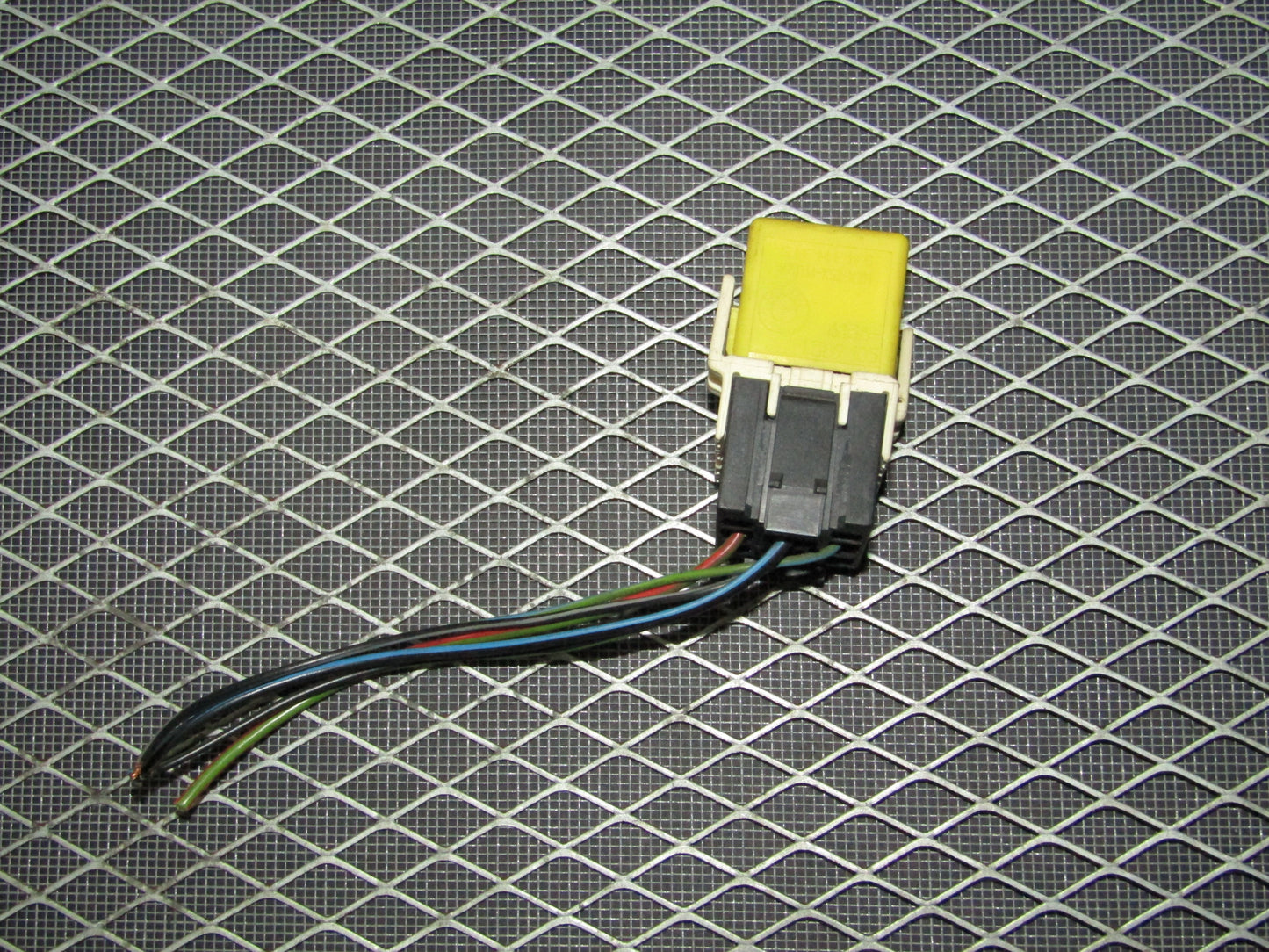 92 93 94 95 BMW 325 OEM Relay - V23134-K52-X181 - 61.36-1389 105