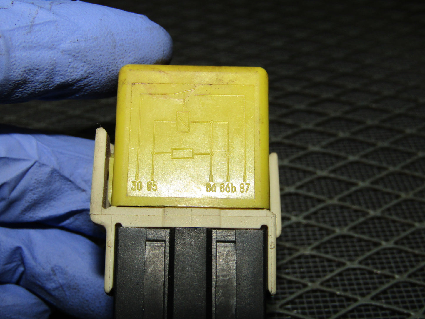 92 93 94 95 BMW 325 OEM Relay - V23134-K52-X181 - 61.36-1389 105