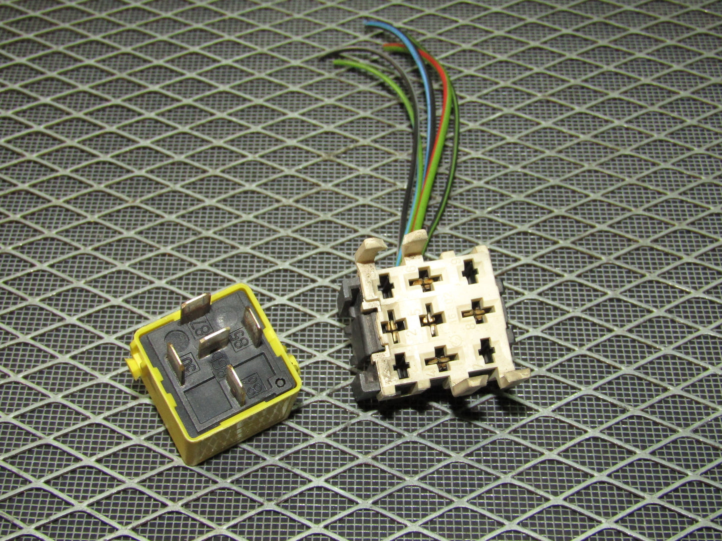 92 93 94 95 BMW 325 OEM Relay - V23134-K52-X181 - 61.36-1389 105