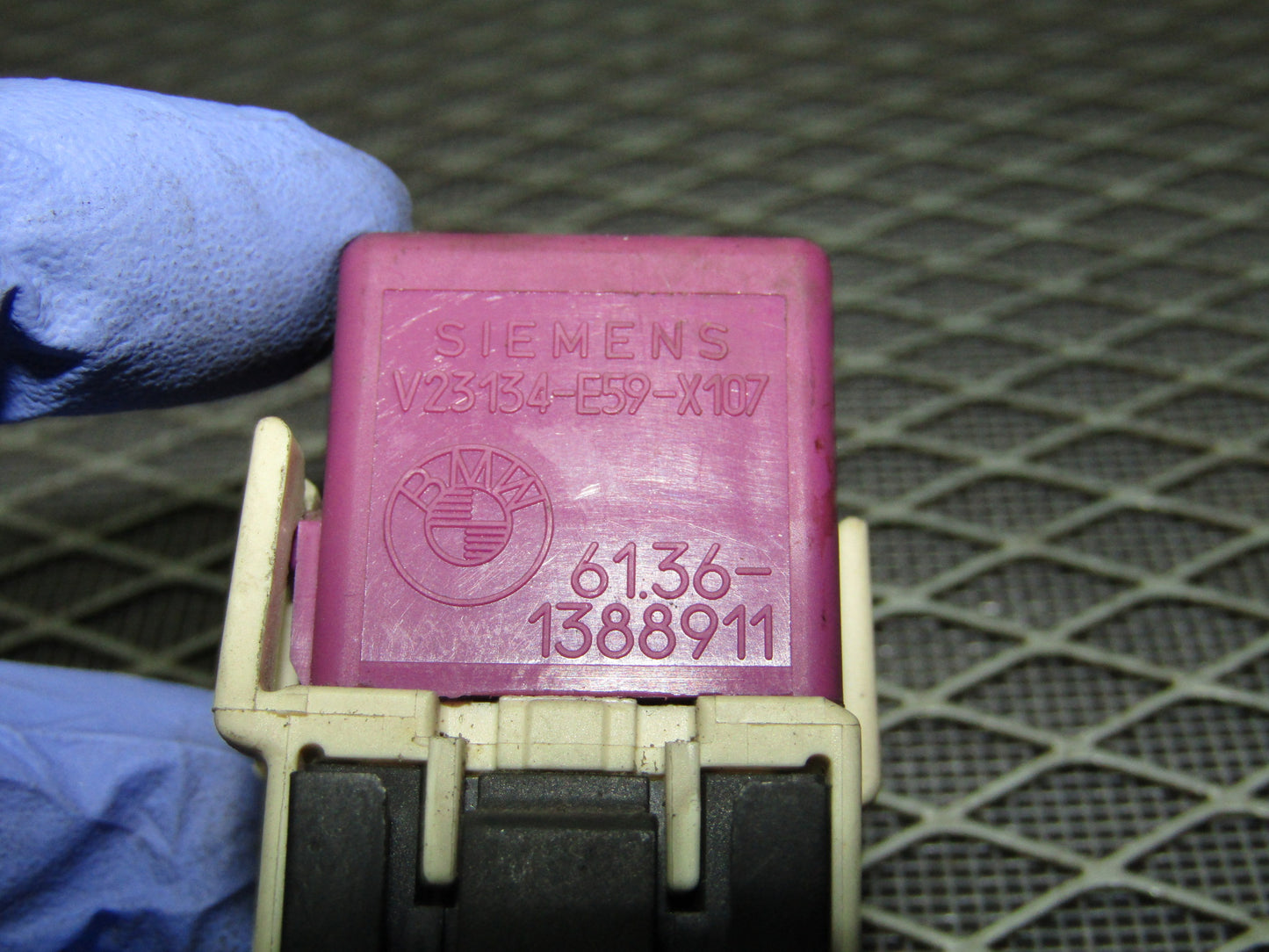 92 93 94 95 BMW 325 OEM Relay - V23134-E59-X107 - 61.36-1388911