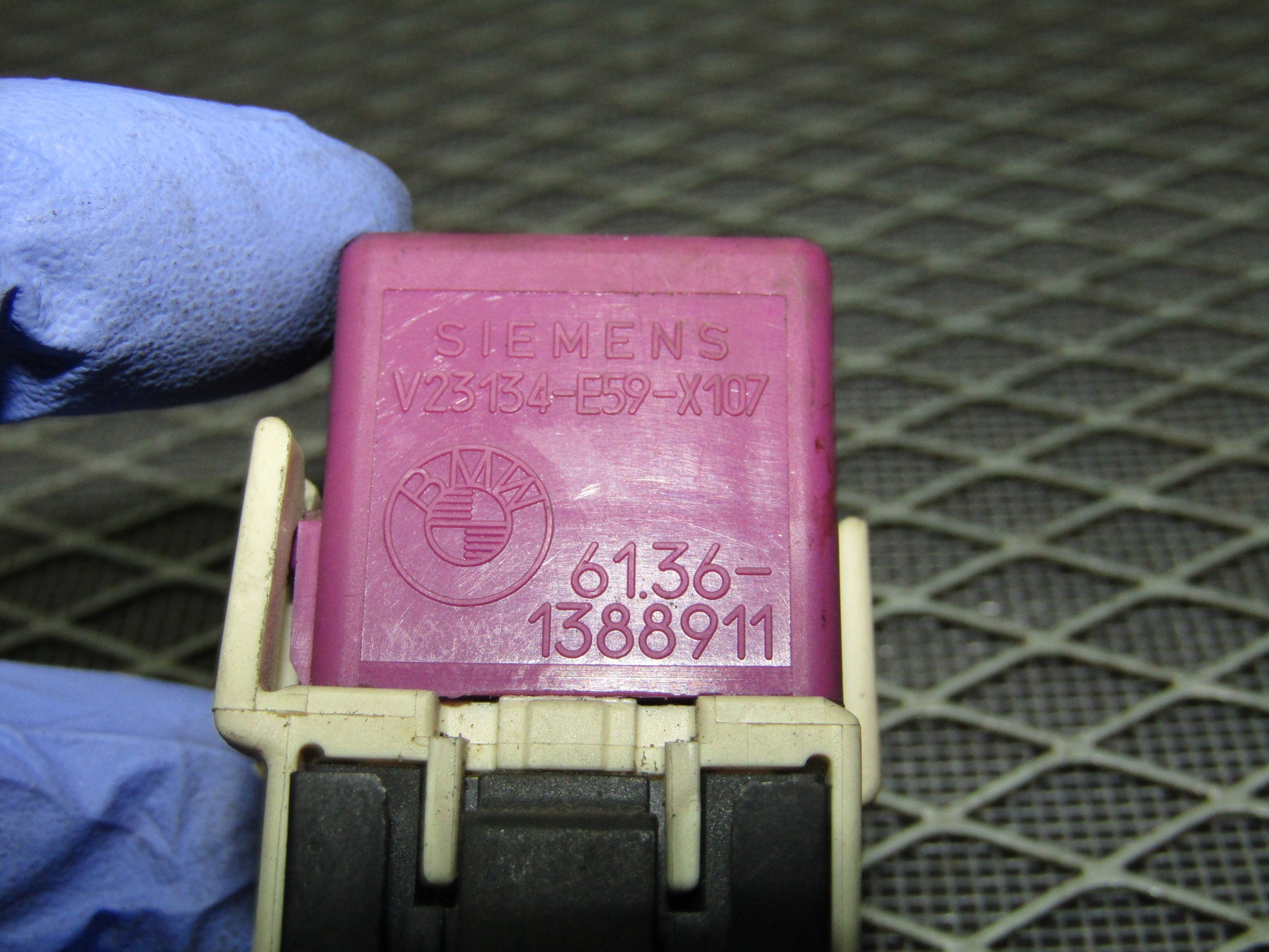 92 93 94 95 BMW 325 OEM Relay - V23134-E59-X107 - 61.36-1388911