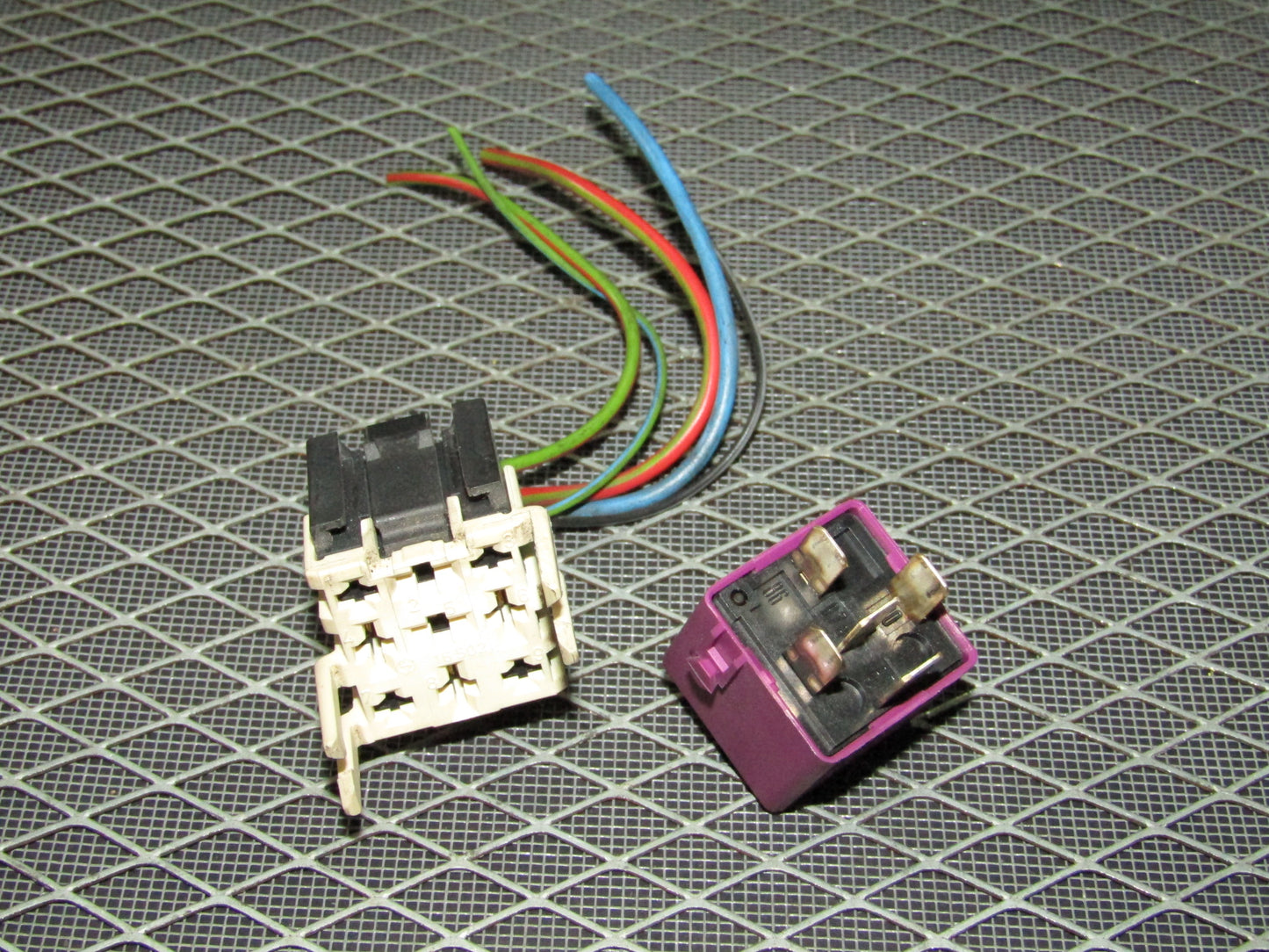 92 93 94 95 BMW 325 OEM Relay - V23134-E59-X107 - 61.36-1388911