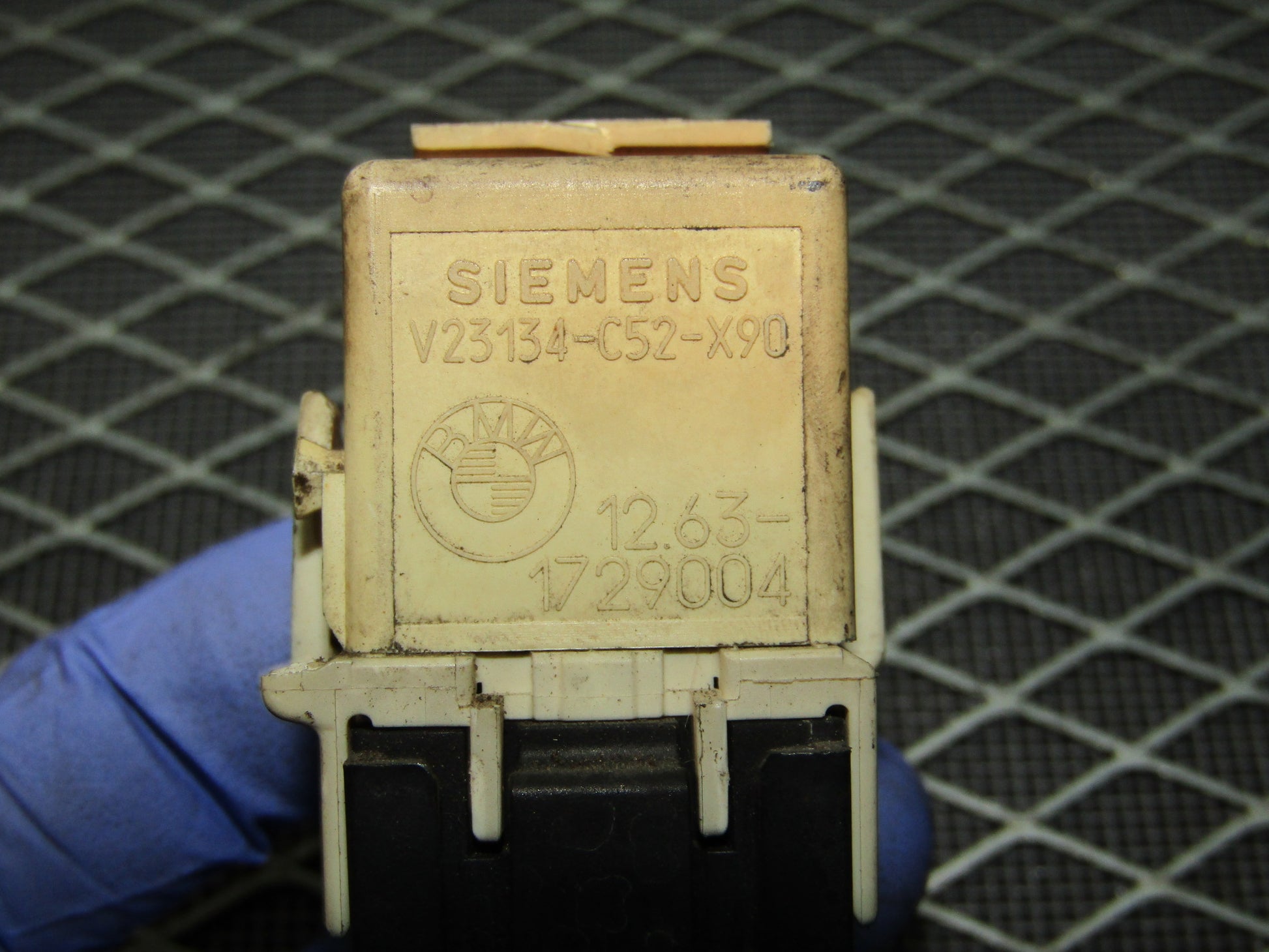 92 93 94 95 BMW 325 OEM Relay - V23134-C52-X90 - 12.63-1729004