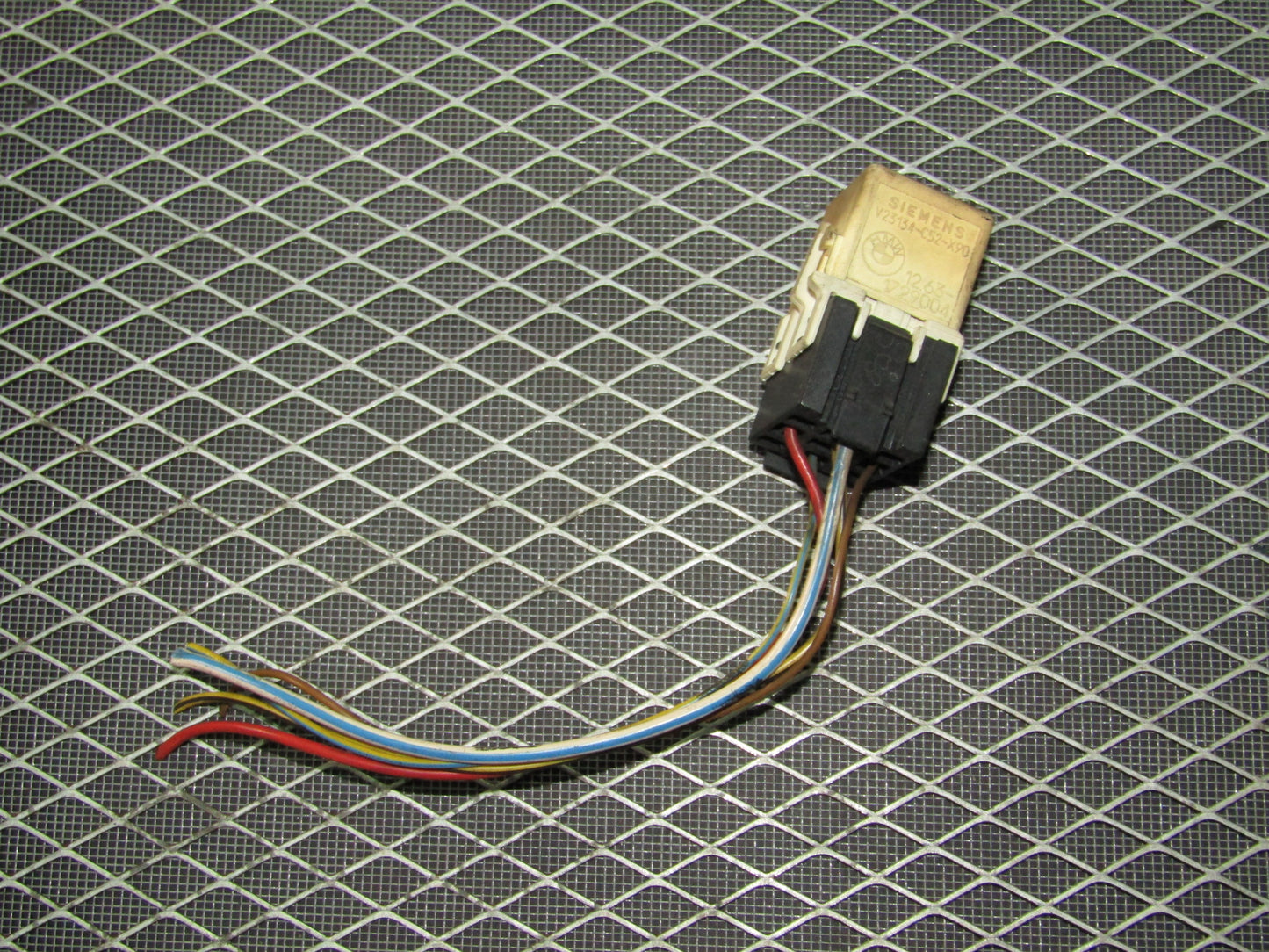 92 93 94 95 BMW 325 OEM Relay - V23134-C52-X90 - 12.63-1729004