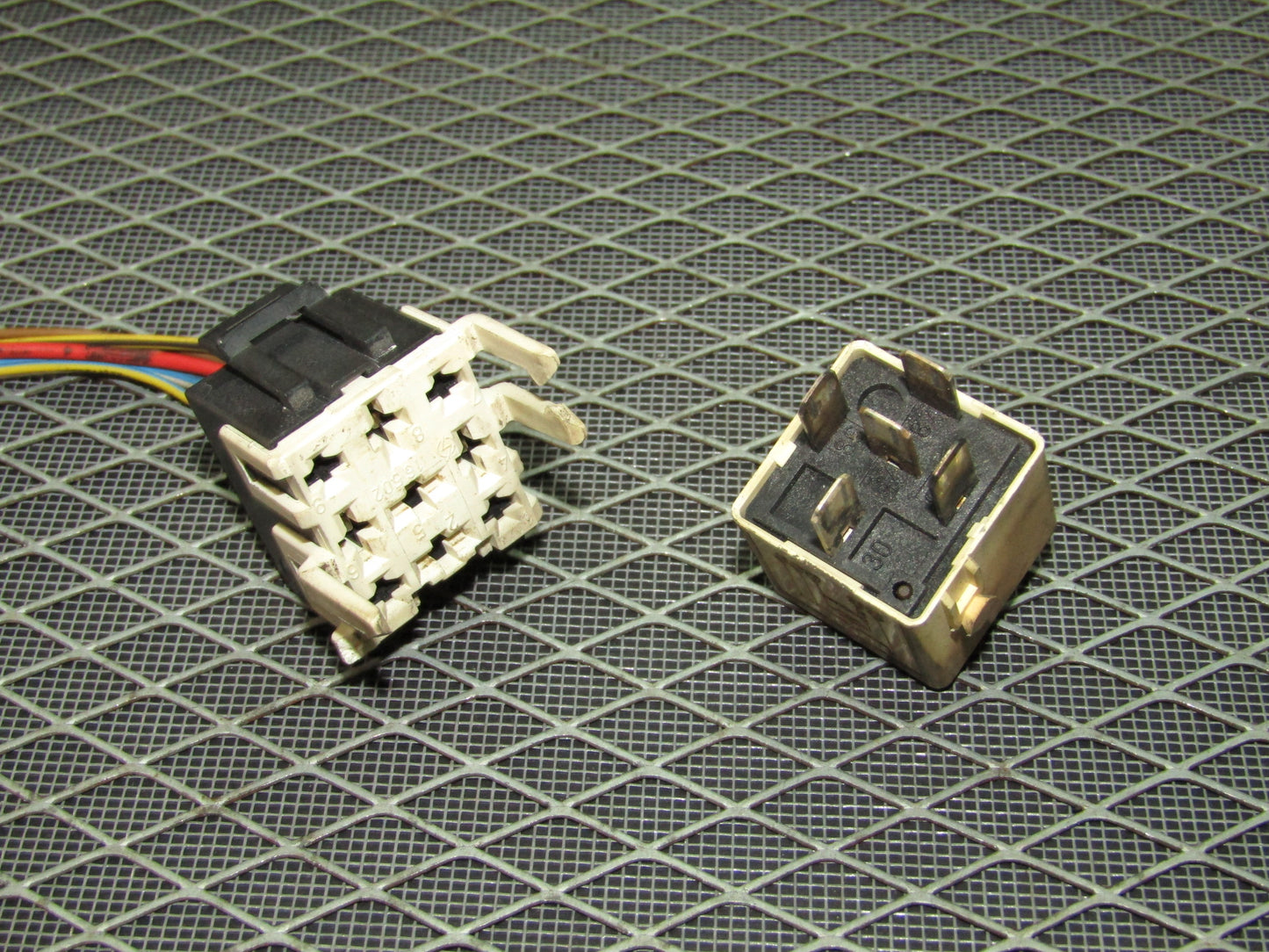 92 93 94 95 BMW 325 OEM Relay - V23134-C52-X90 - 12.63-1729004