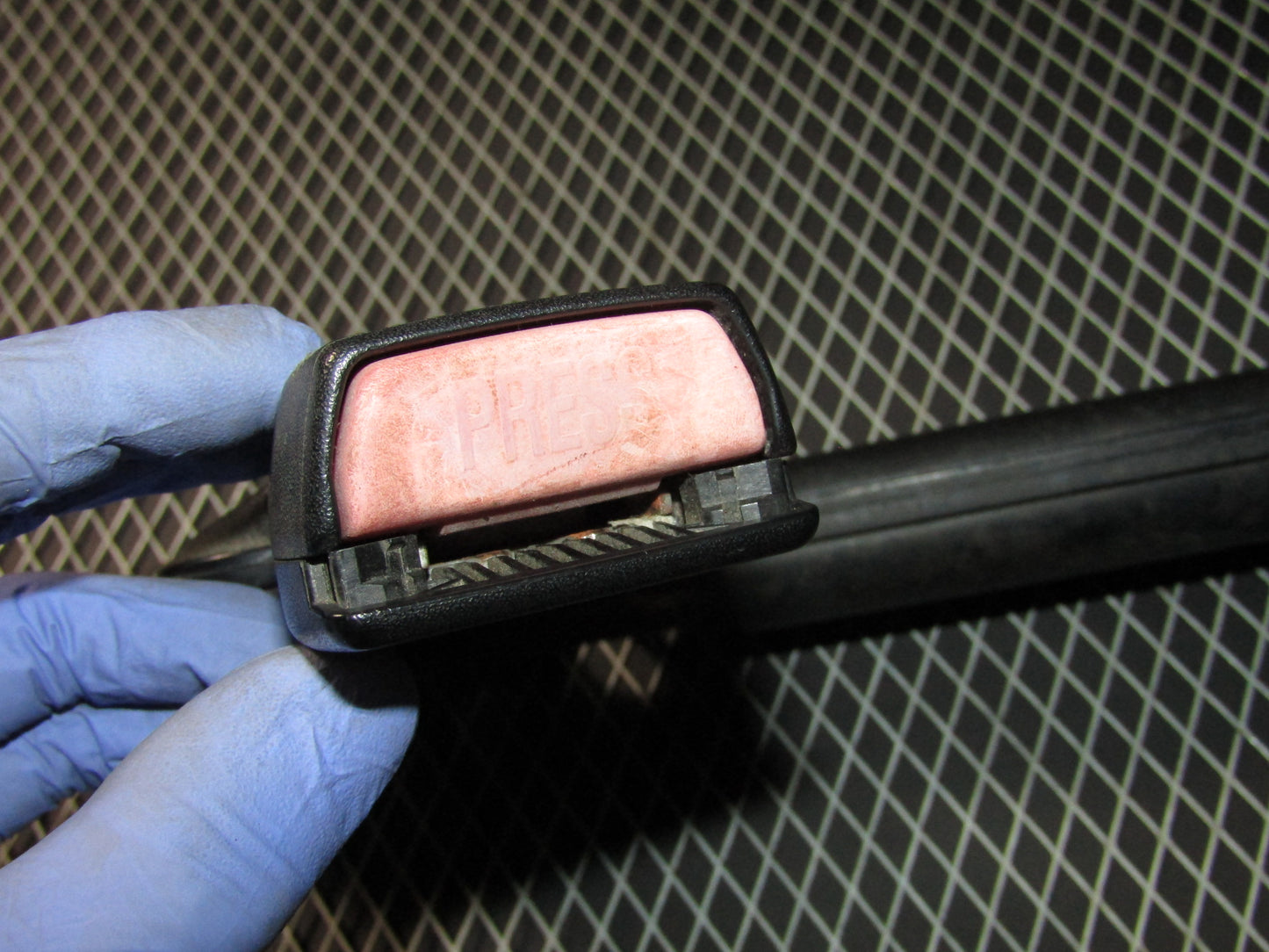 1992-1995 BMW 325 OEM Front Seat Belt Buckle Receiver - Right