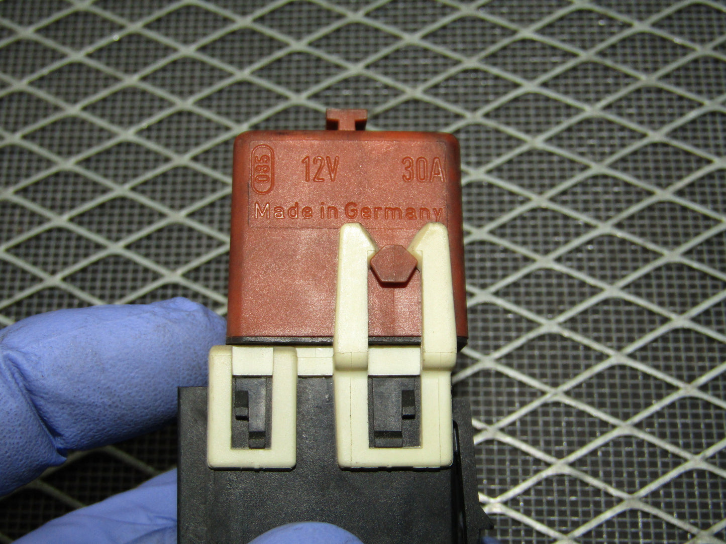 92 93 94 95 BMW 325 OEM Relay - 0 332 019 456