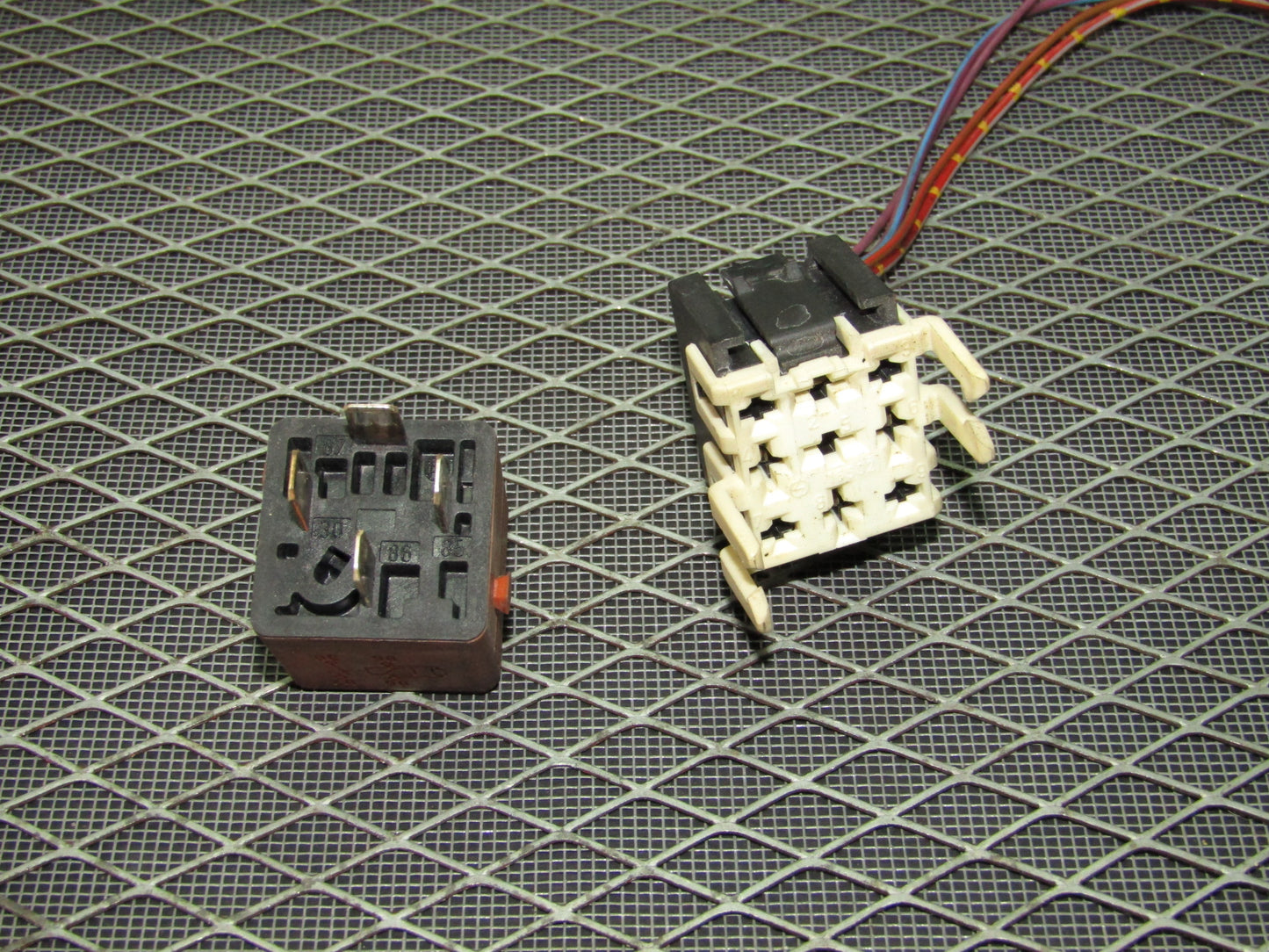 92 93 94 95 BMW 325 OEM Relay - 0 332 019 456