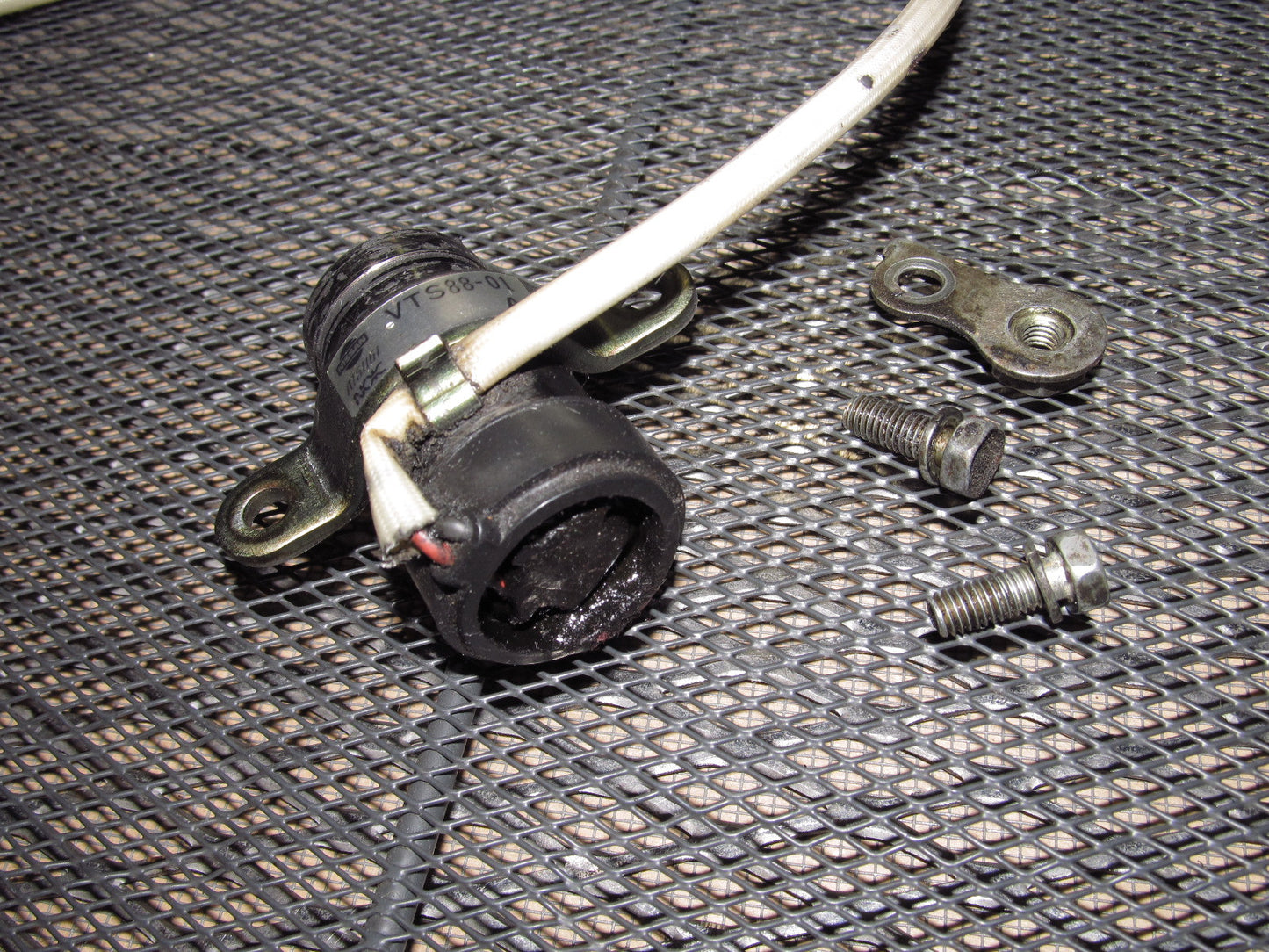 ヨッチャン2 1990-1996 Nissan 300zx Twin Turbo OEM VSV Vacuum Valve