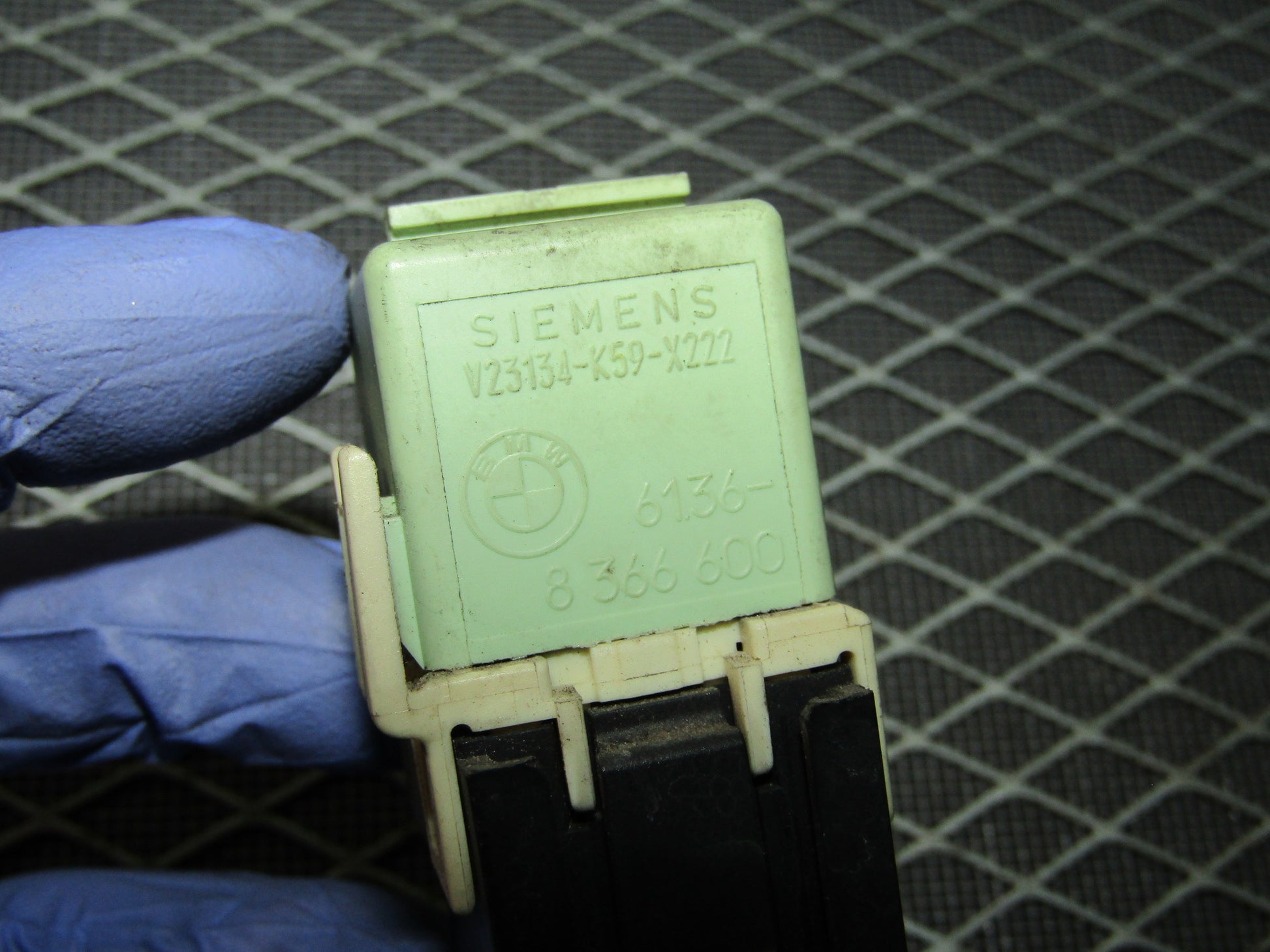 92 93 94 95 BMW 325 OEM Relay - V23134-K59-X222 - 61.36-8 366 600