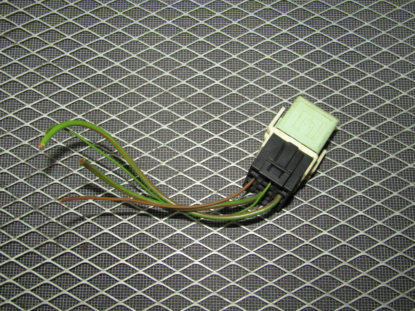 92 93 94 95 BMW 325 OEM Relay - V23134-K59-X222 - 61.36-8 366 600