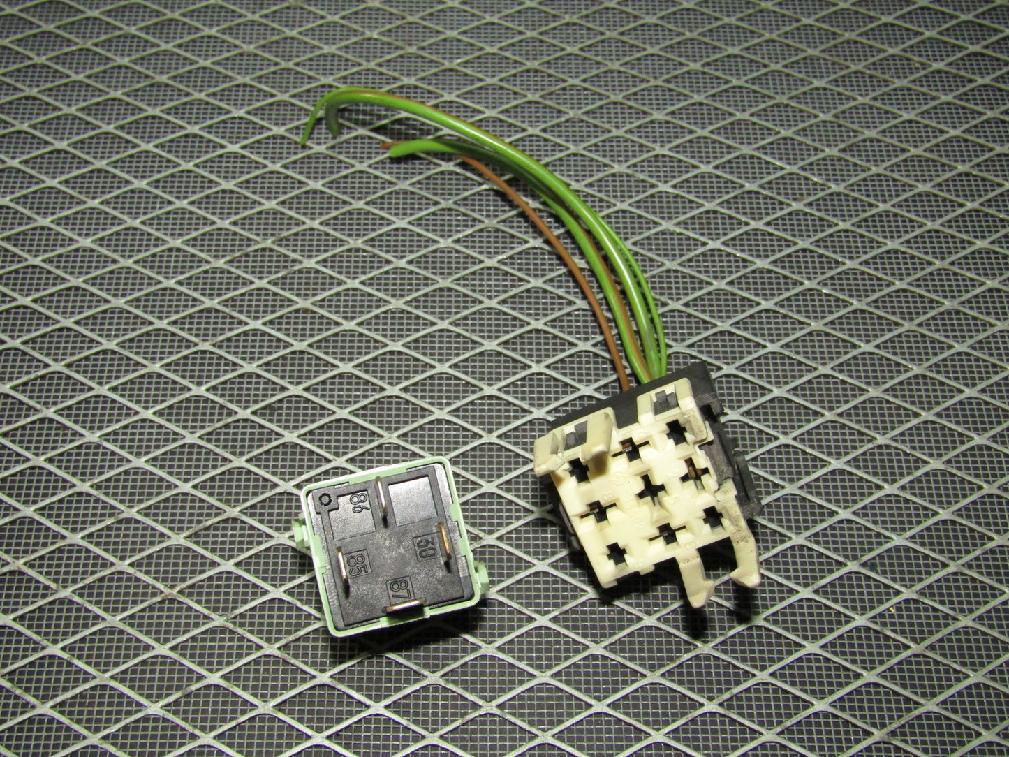 92 93 94 95 BMW 325 OEM Relay - V23134-K59-X222 - 61.36-8 366 600