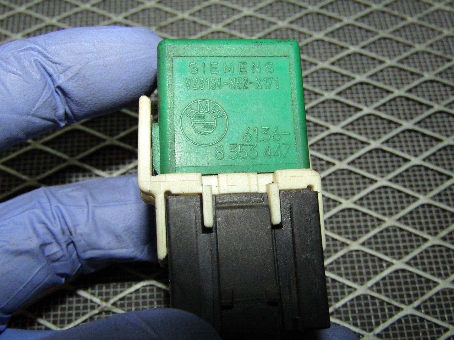 92 93 94 95 BMW 325 OEM Relay - V23134-N52-X171 - 61.36-8 353 447
