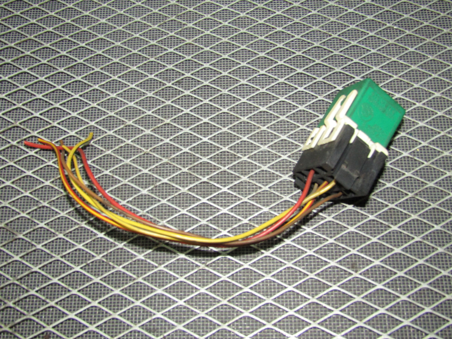 92 93 94 95 BMW 325 OEM Relay - V23134-N52-X171 - 61.36-8 353 447