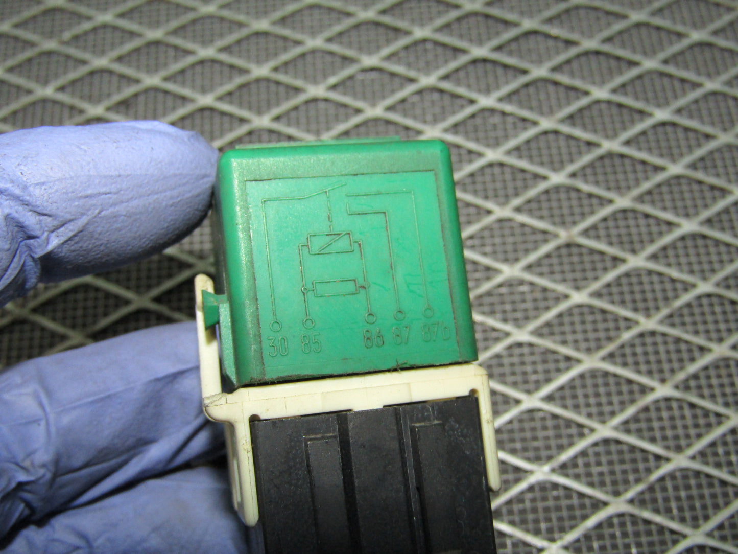 92 93 94 95 BMW 325 OEM Relay - V23134-N52-X171 - 61.36-8 353 447