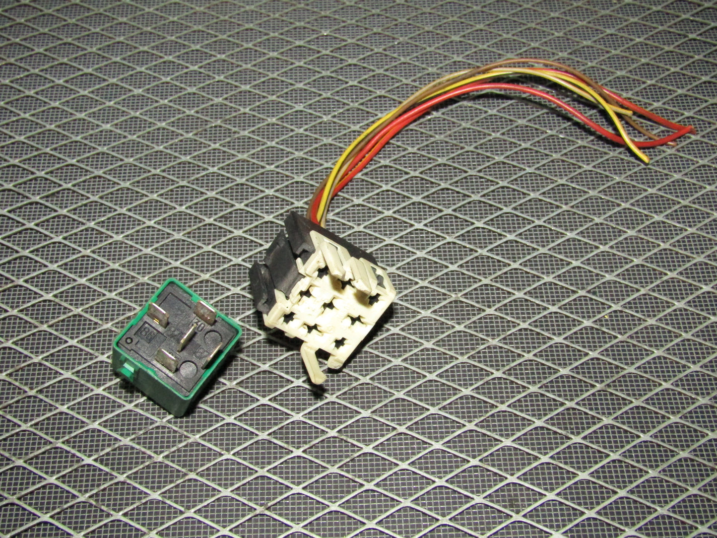92 93 94 95 BMW 325 OEM Relay - V23134-N52-X171 - 61.36-8 353 447