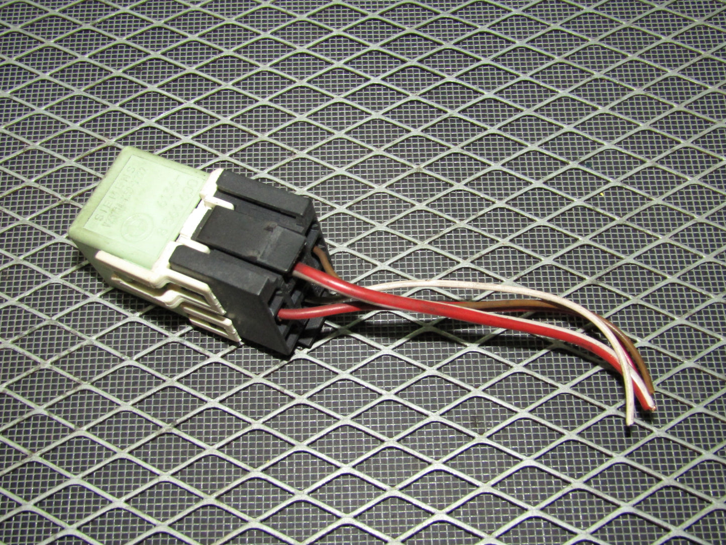 92 93 94 95 BMW 325 OEM Relay - V23134-K59-X222 - 61.36-8 366 600