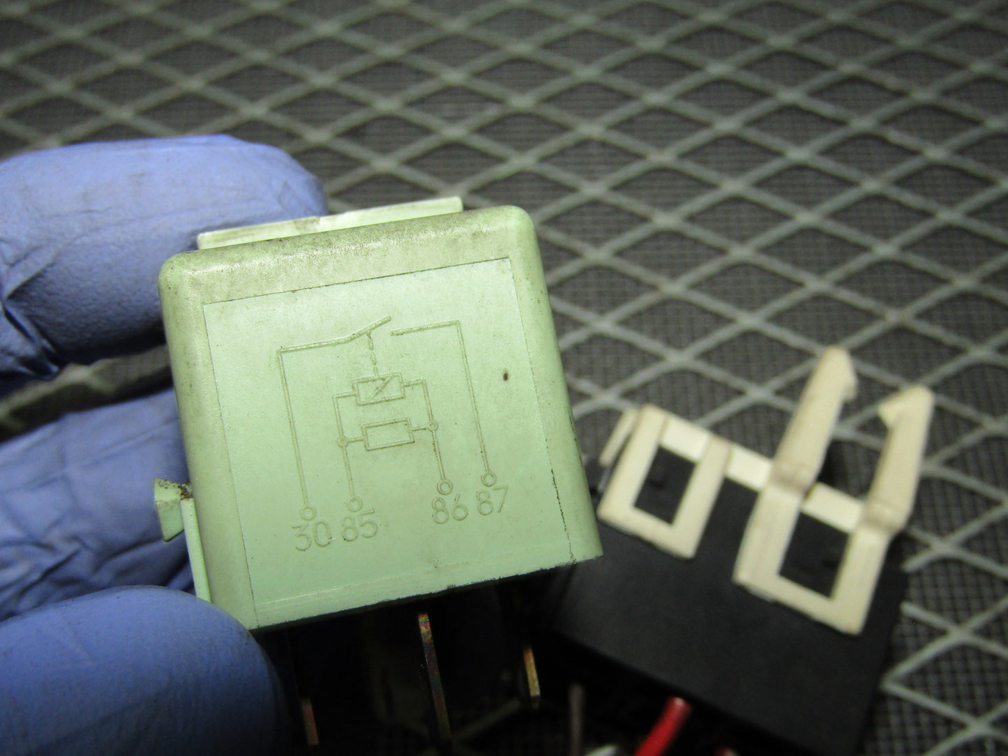 92 93 94 95 BMW 325 OEM Relay - V23134-K59-X222 - 61.36-8 366 600