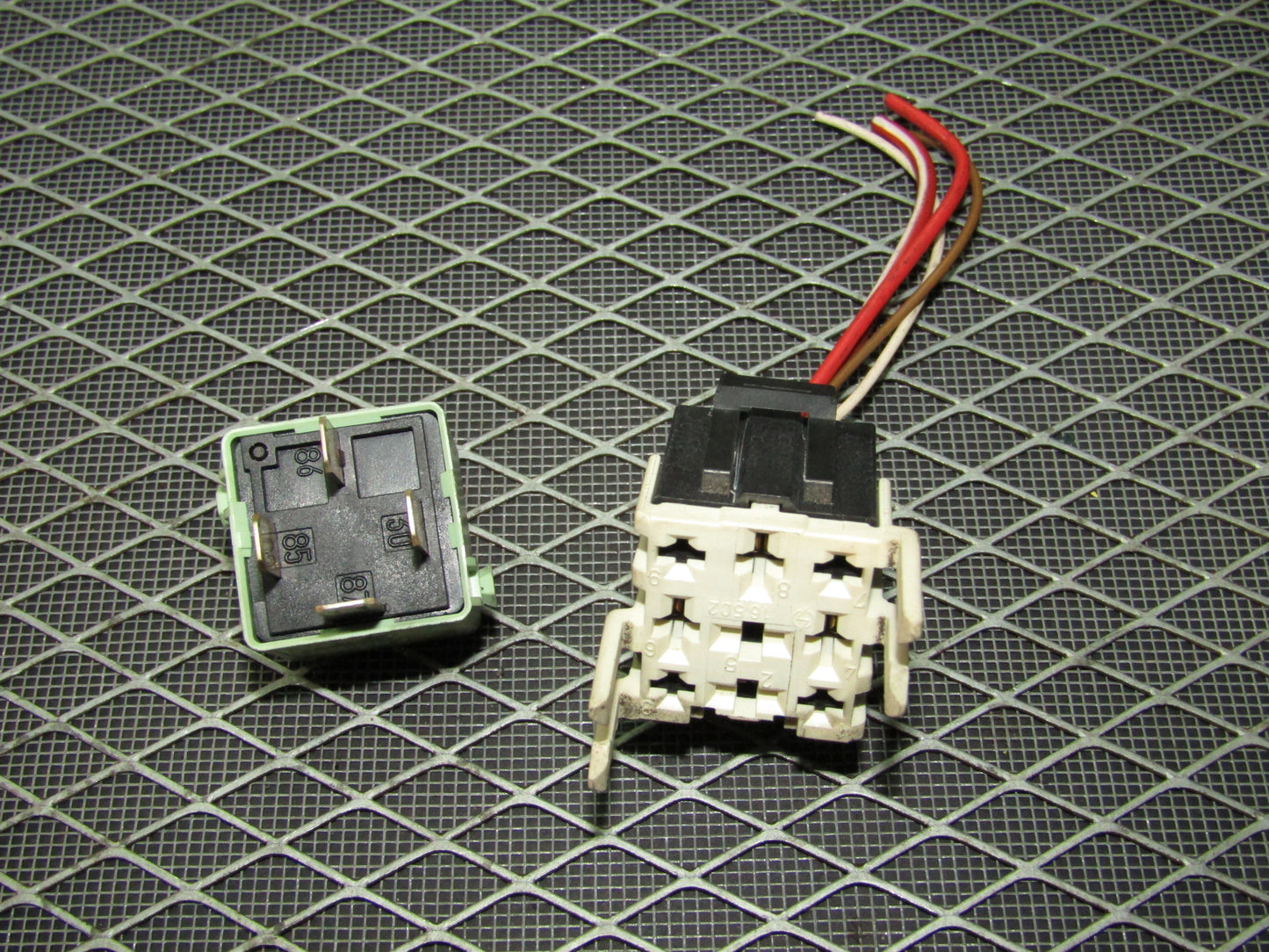 92 93 94 95 BMW 325 OEM Relay - V23134-K59-X222 - 61.36-8 366 600