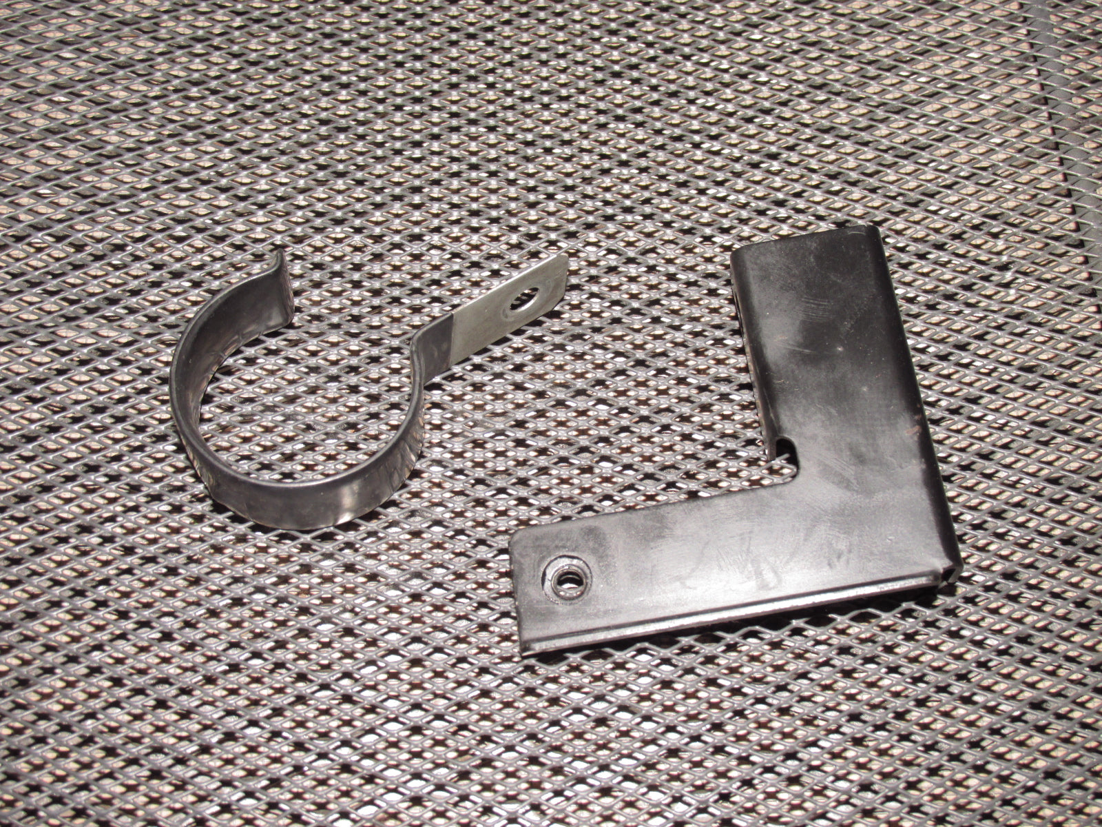 90 91 92 93 94 95 96 Nissan 300zx OEM Lower Radiator Hose Holder Bracket