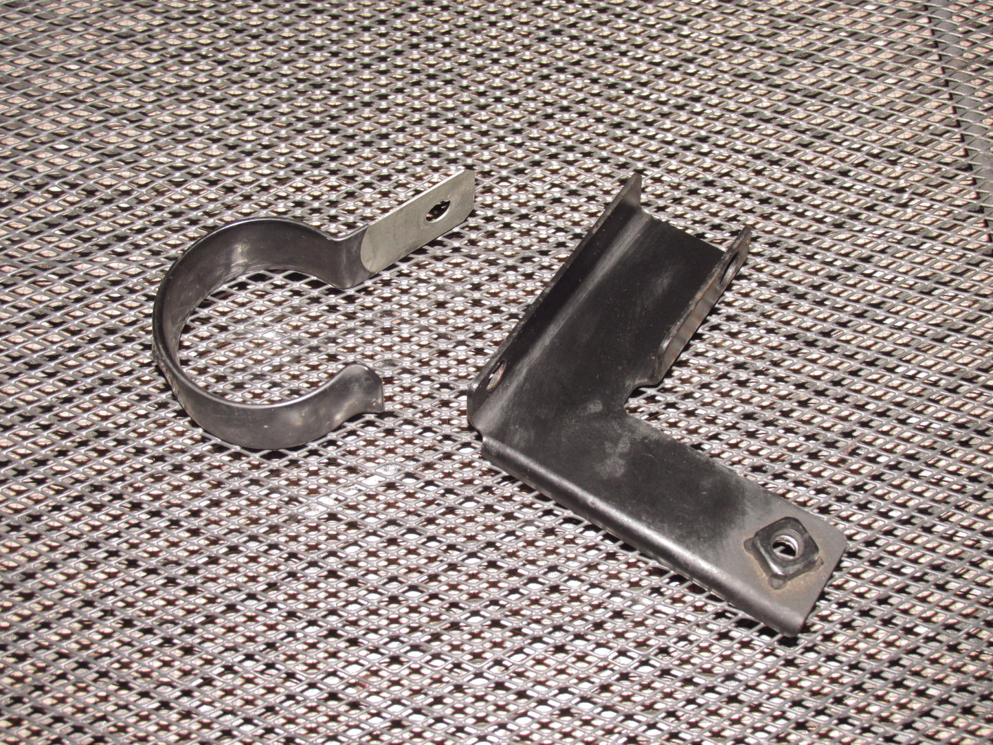 90 91 92 93 94 95 96 Nissan 300zx OEM Lower Radiator Hose Holder Bracket