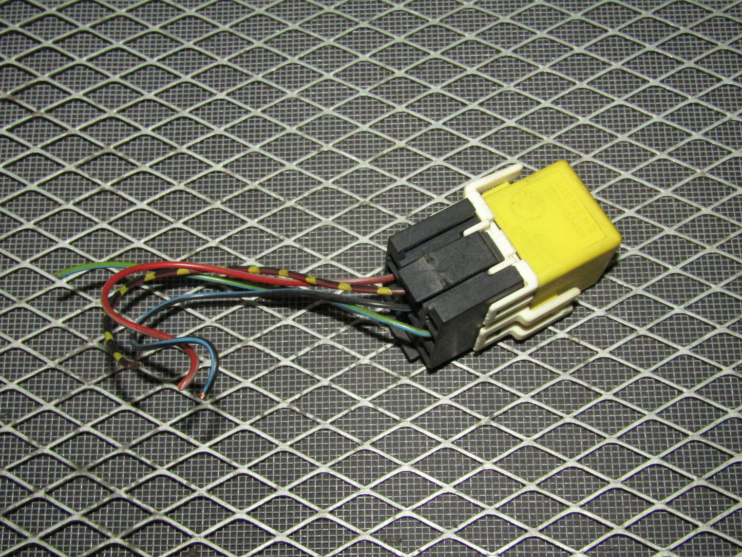 92 93 94 95 BMW 325 OEM Relay - V23134-K52-X181 - 61.36-1 389 105