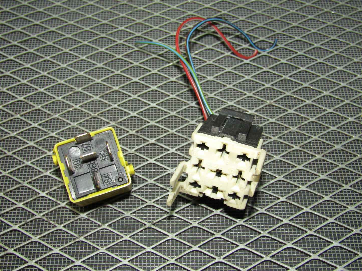 92 93 94 95 BMW 325 OEM Relay - V23134-K52-X181 - 61.36-1 389 105